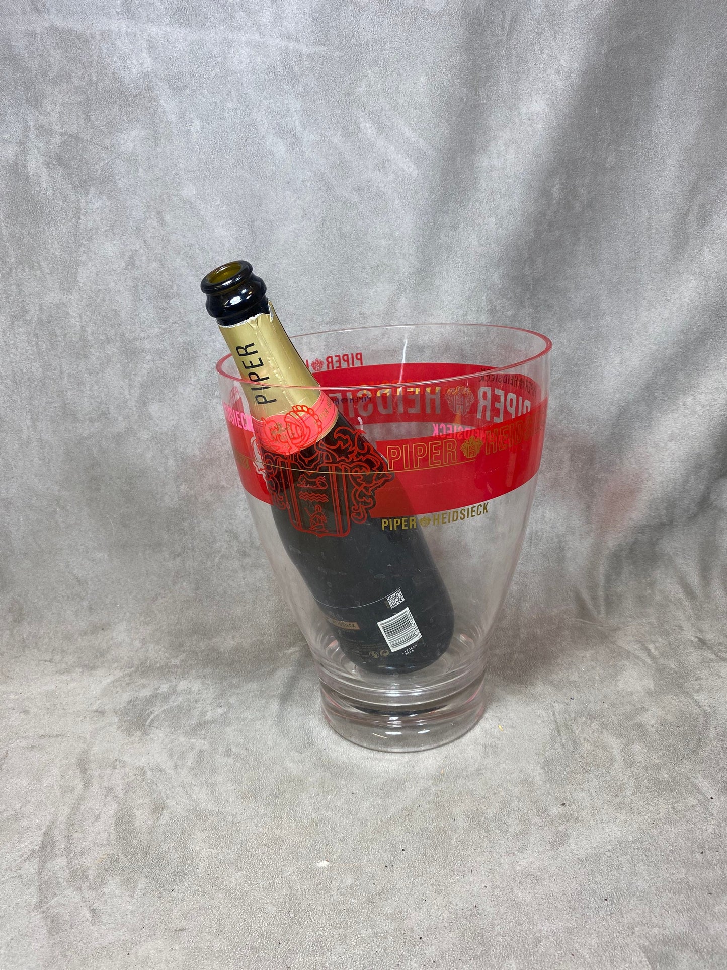 Seau à champagne en en plastique rouge transparent vintage Piper-Heidsieck  Années 1980