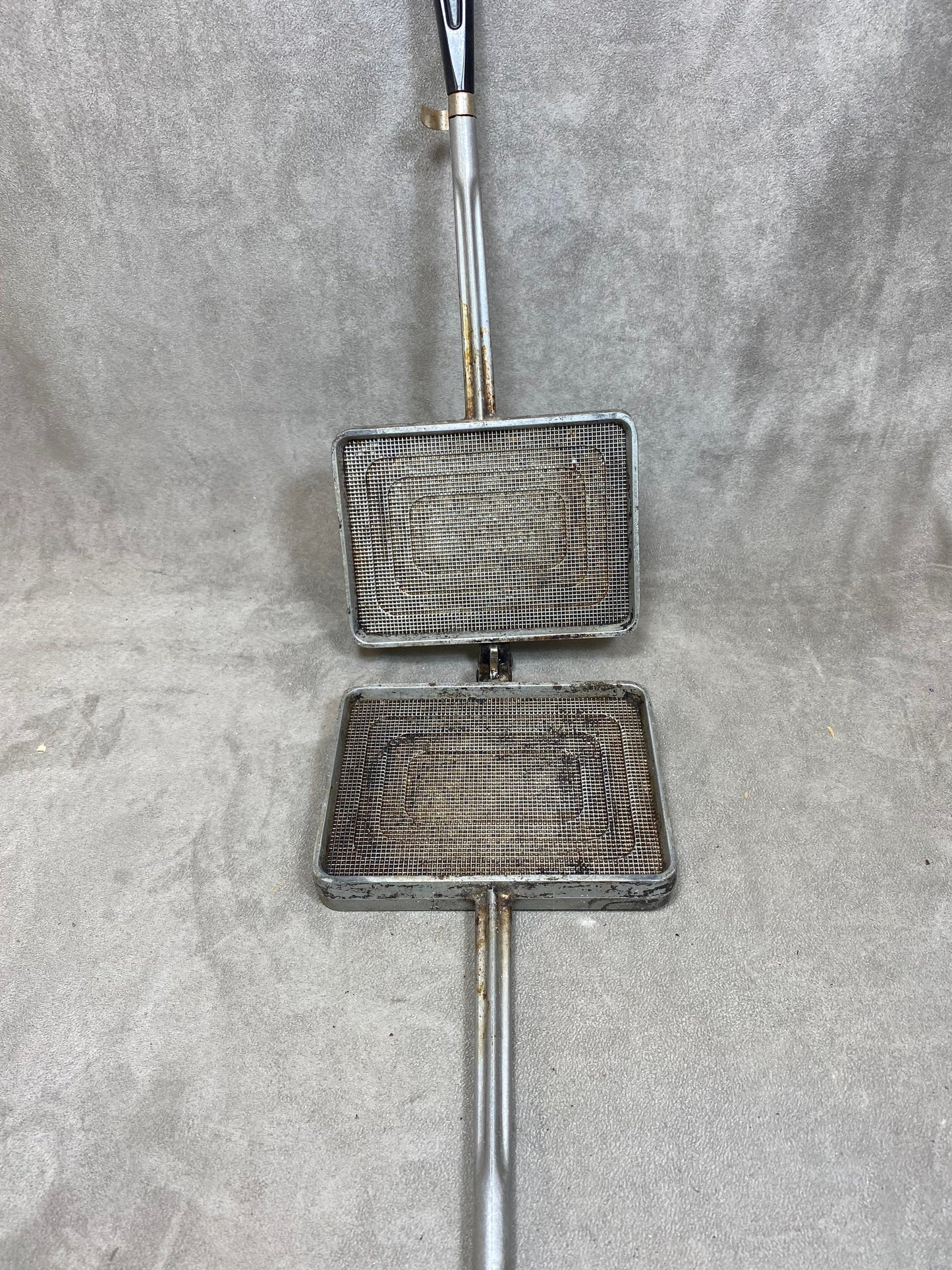 Appareil double à croque-monsieur et a gaufres SEFAMA 1 plaques en fonte d'aluminium avec poignées en plastique noir Made in France 1970