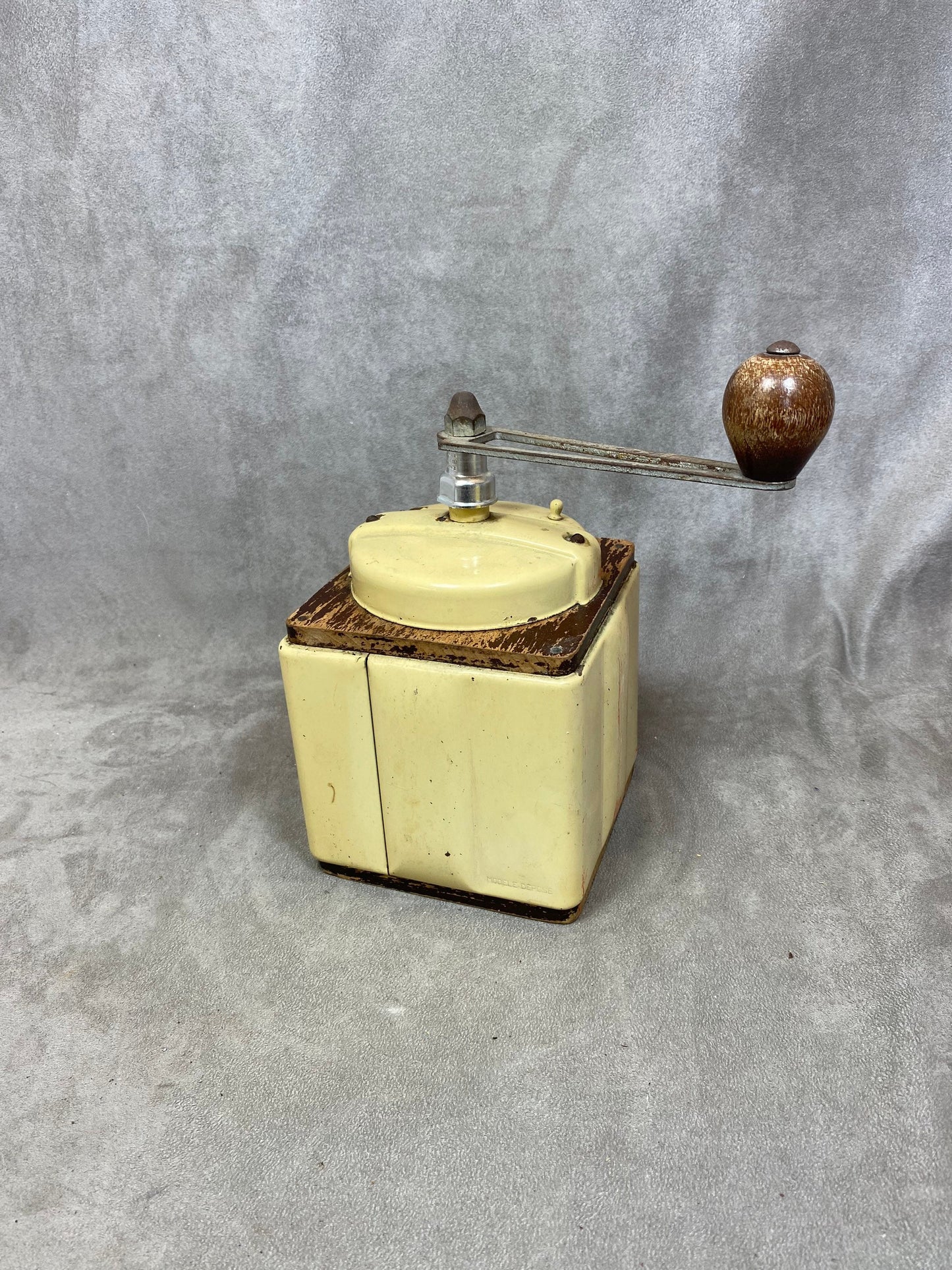 Peugeot Frères beige sheet metal and wood coffee grinder, EX model, dated between 1947 and 1960, Shabby chic, Made in France
