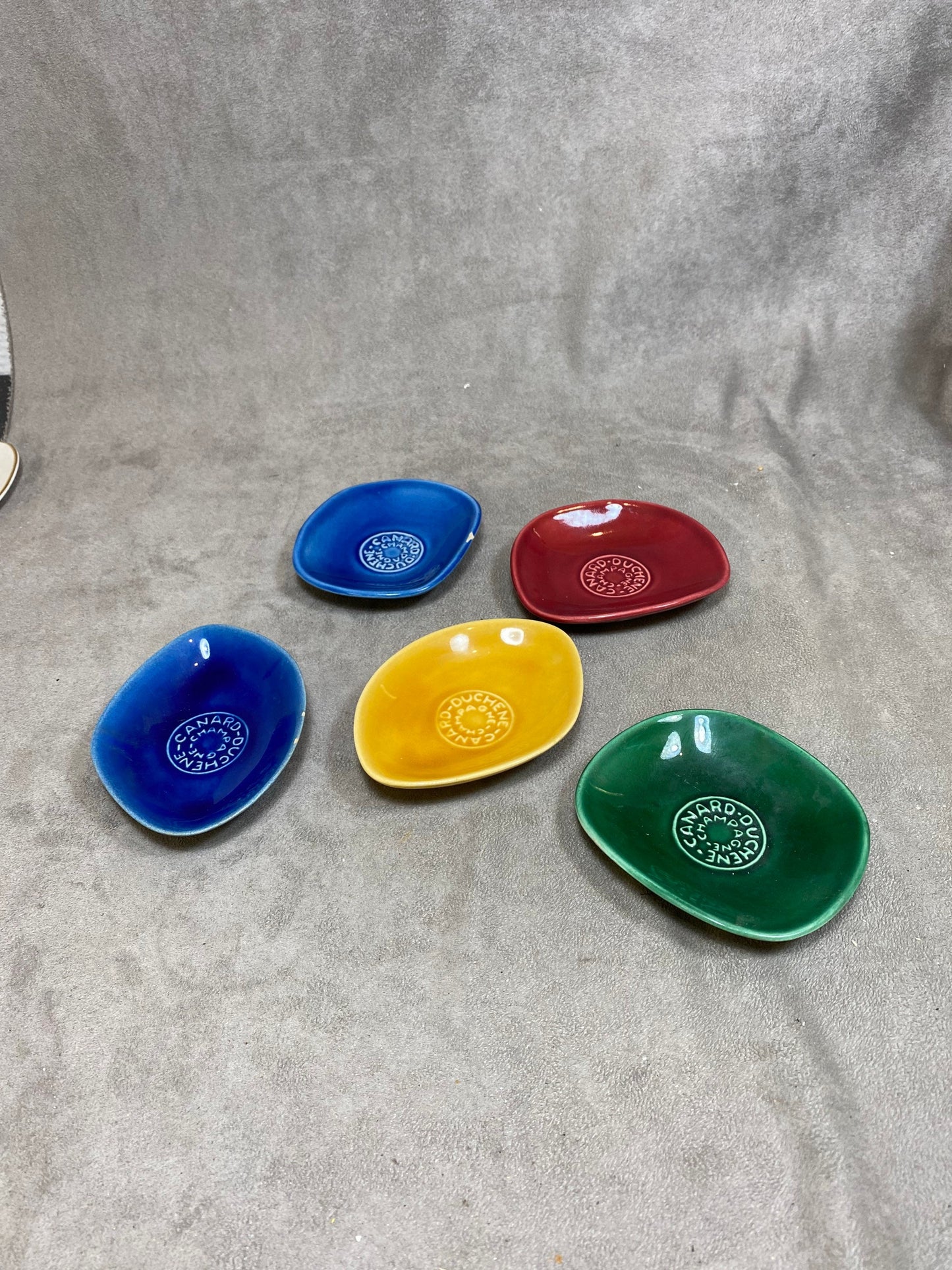 Set of 5 vintage Canard-Duchêne ashtrays in blue, red, yellow and green ceramic Made in France