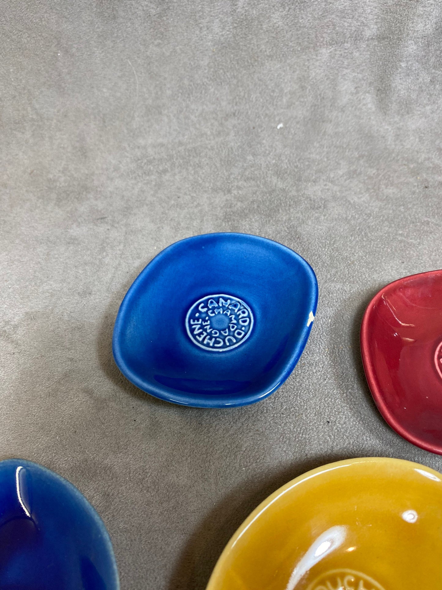 Set of 5 vintage Canard-Duchêne ashtrays in blue, red, yellow and green ceramic Made in France