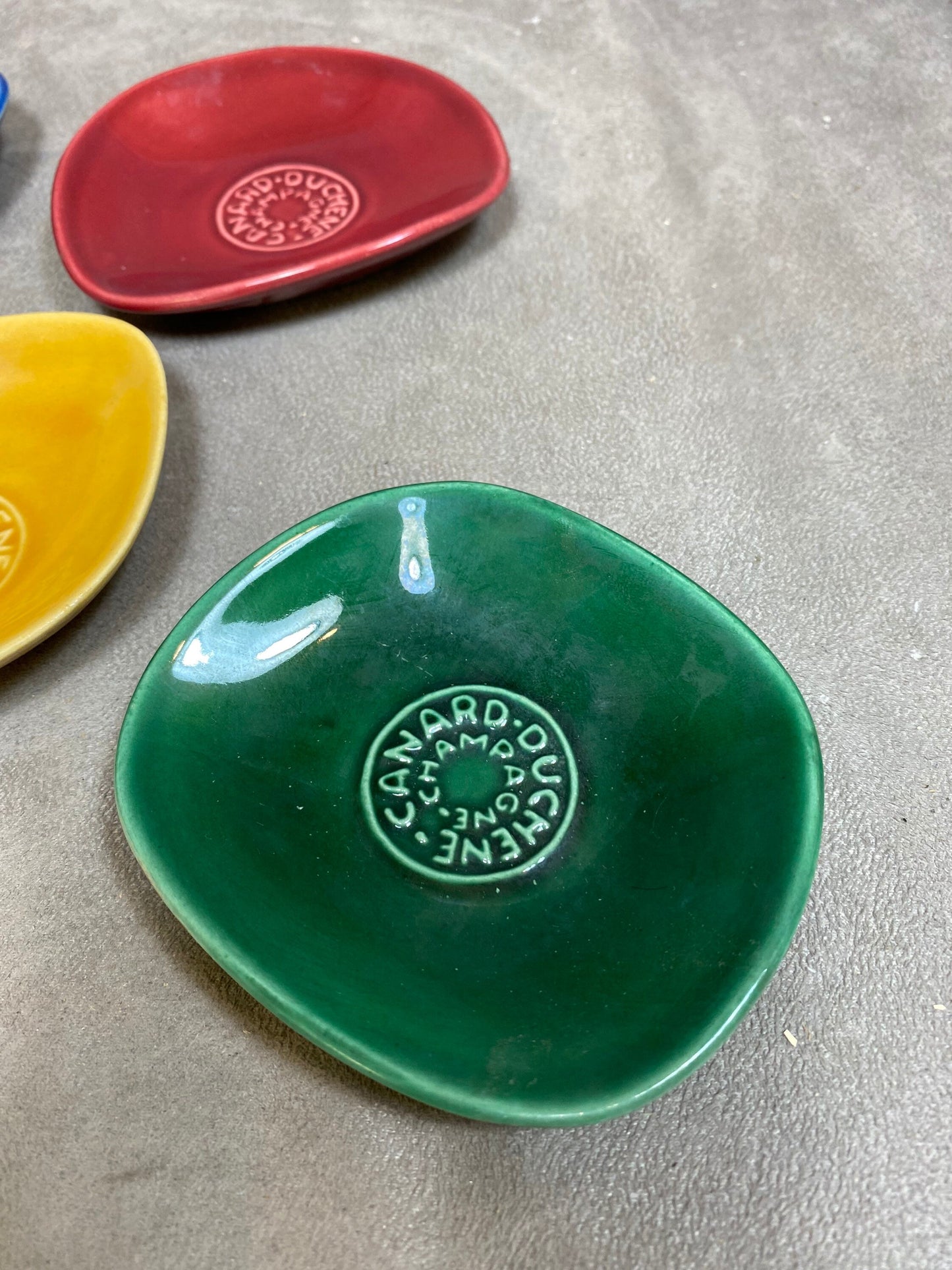 Set of 5 vintage Canard-Duchêne ashtrays in blue, red, yellow and green ceramic Made in France