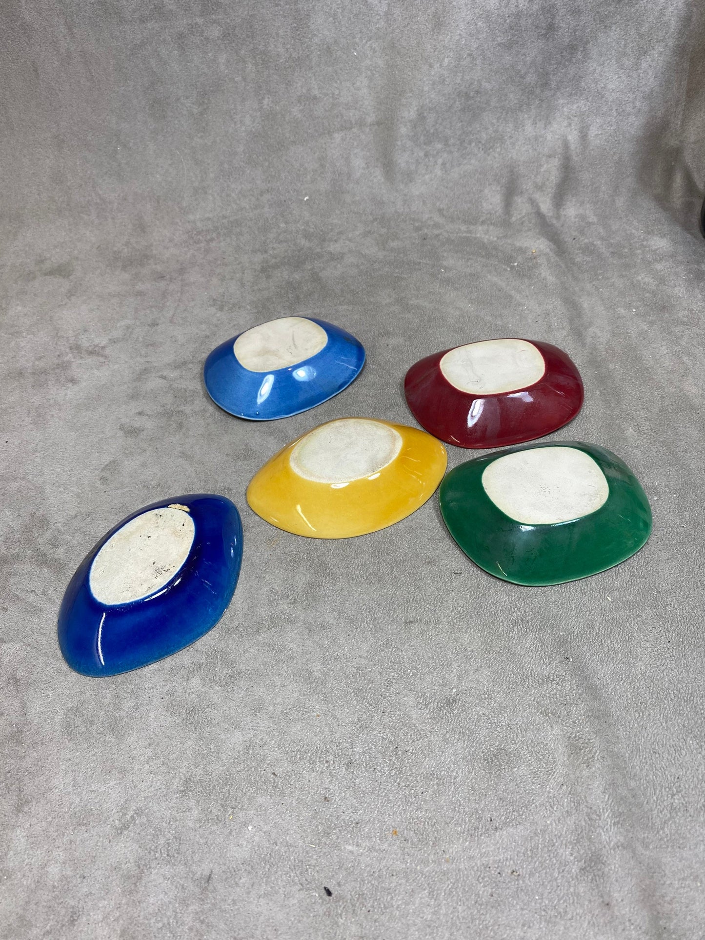 Set of 5 vintage Canard-Duchêne ashtrays in blue, red, yellow and green ceramic Made in France