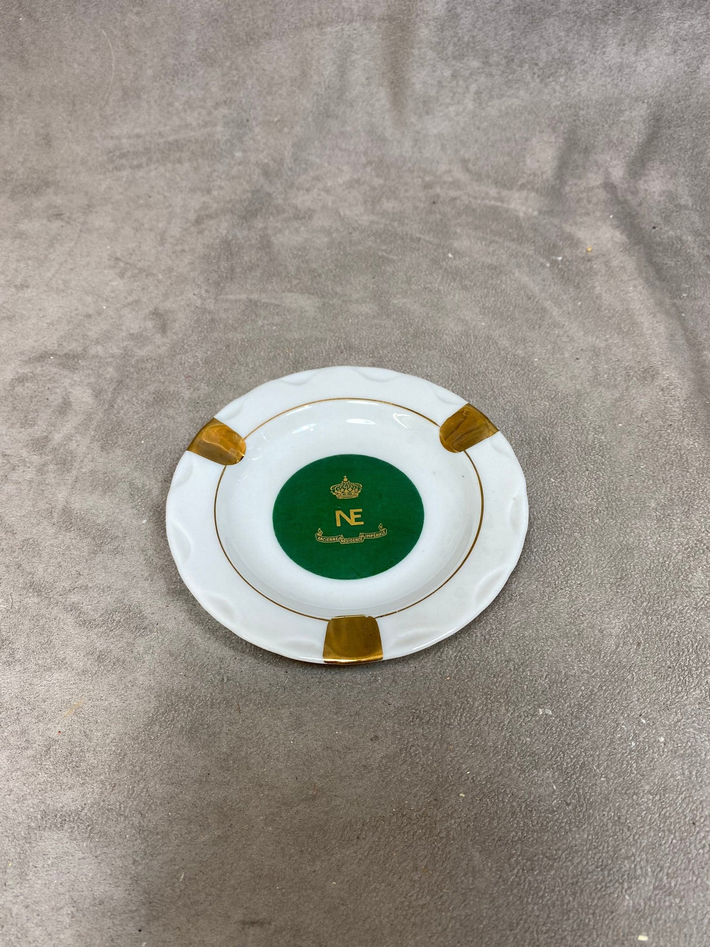 Cendrier en porcelaine de limoge: - Présence d'inscription sur fond vert (NE Ancienne Résidence Impériale, Napoléon Eugénie - Goumot-Labesse