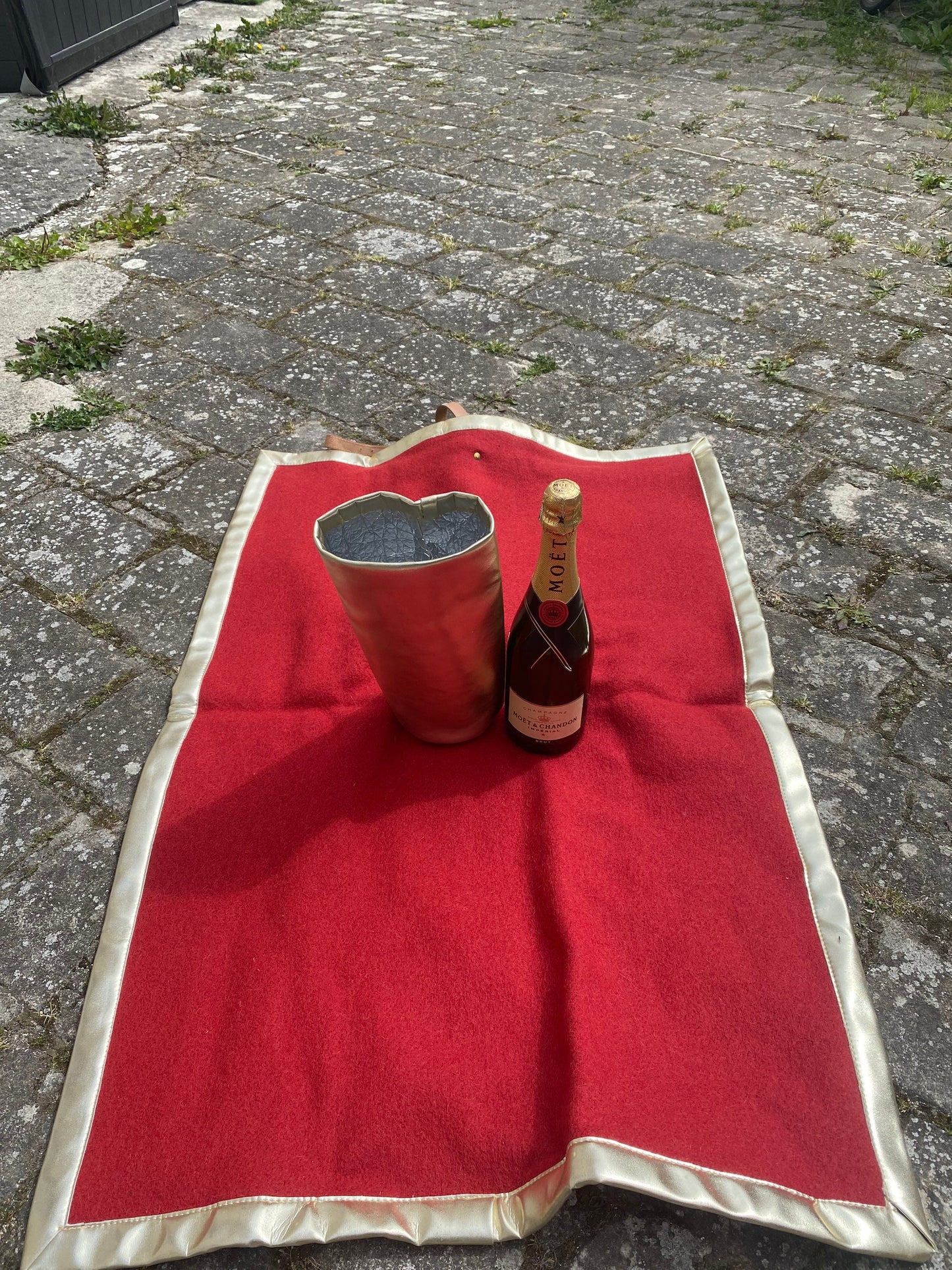 SEHR SELTENE rote Picknickdecke mit isoliertem Etui für eine burgunderfarbene Champagnerflasche aus Vintage-Krug-Champagnerwolle. Hergestellt in Frankreich.