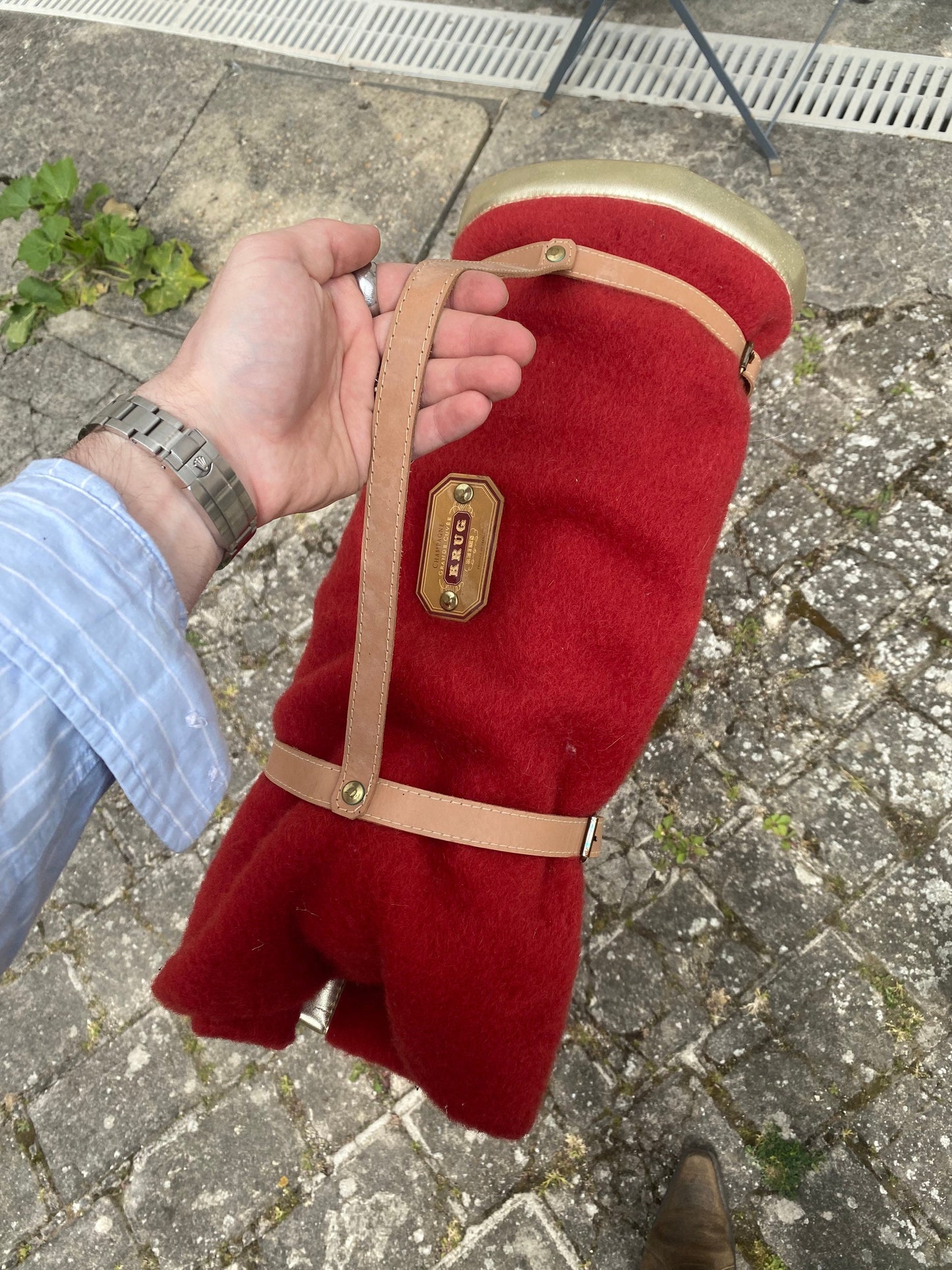 SEHR SELTENE rote Picknickdecke mit isoliertem Etui für eine burgunderfarbene Champagnerflasche aus Vintage-Krug-Champagnerwolle. Hergestellt in Frankreich.