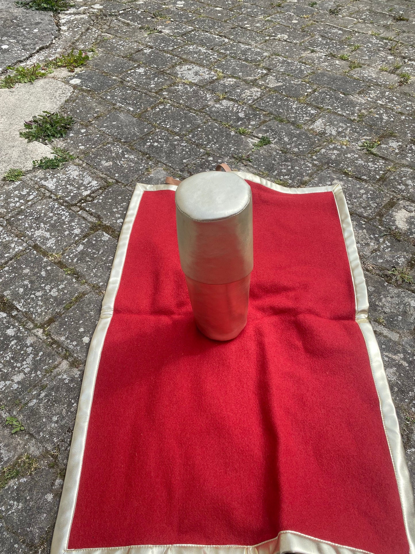 VERY RARE Tapis de pique-nique rouge avec étui isotherme pour bouteille de champagne bordeaux en laine champagne Krug vintage Made in france