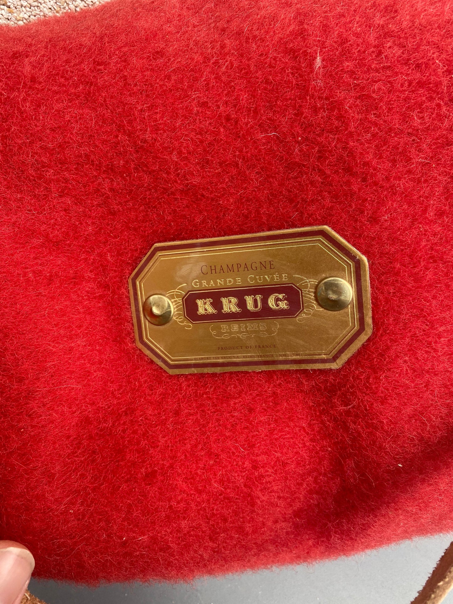 SEHR SELTENE rote Picknickdecke mit isoliertem Etui für eine burgunderfarbene Champagnerflasche aus Vintage-Krug-Champagnerwolle. Hergestellt in Frankreich.