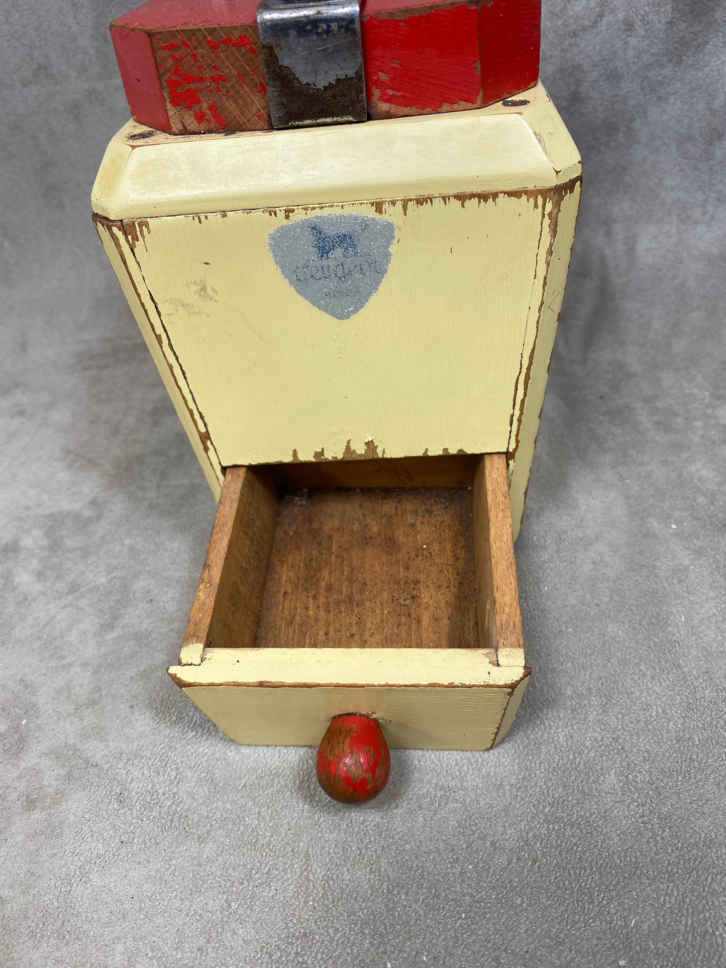 VERY RARE Moulin à café en tôle rouge et bois Peugeot Frères modèle RIC daté entre 1930 Shabby chic Made in France