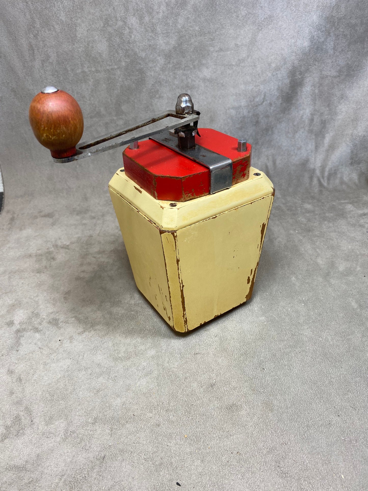 VERY RARE Red sheet metal and wood coffee grinder Peugeot Frères model RIC dated between 1930 Shabby chic Made in France