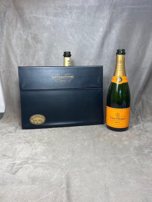 VERY RARE Veuve Clicquot Porte documents en plastique noir vintage à l'occasion du bicentenaire de la marque 1972