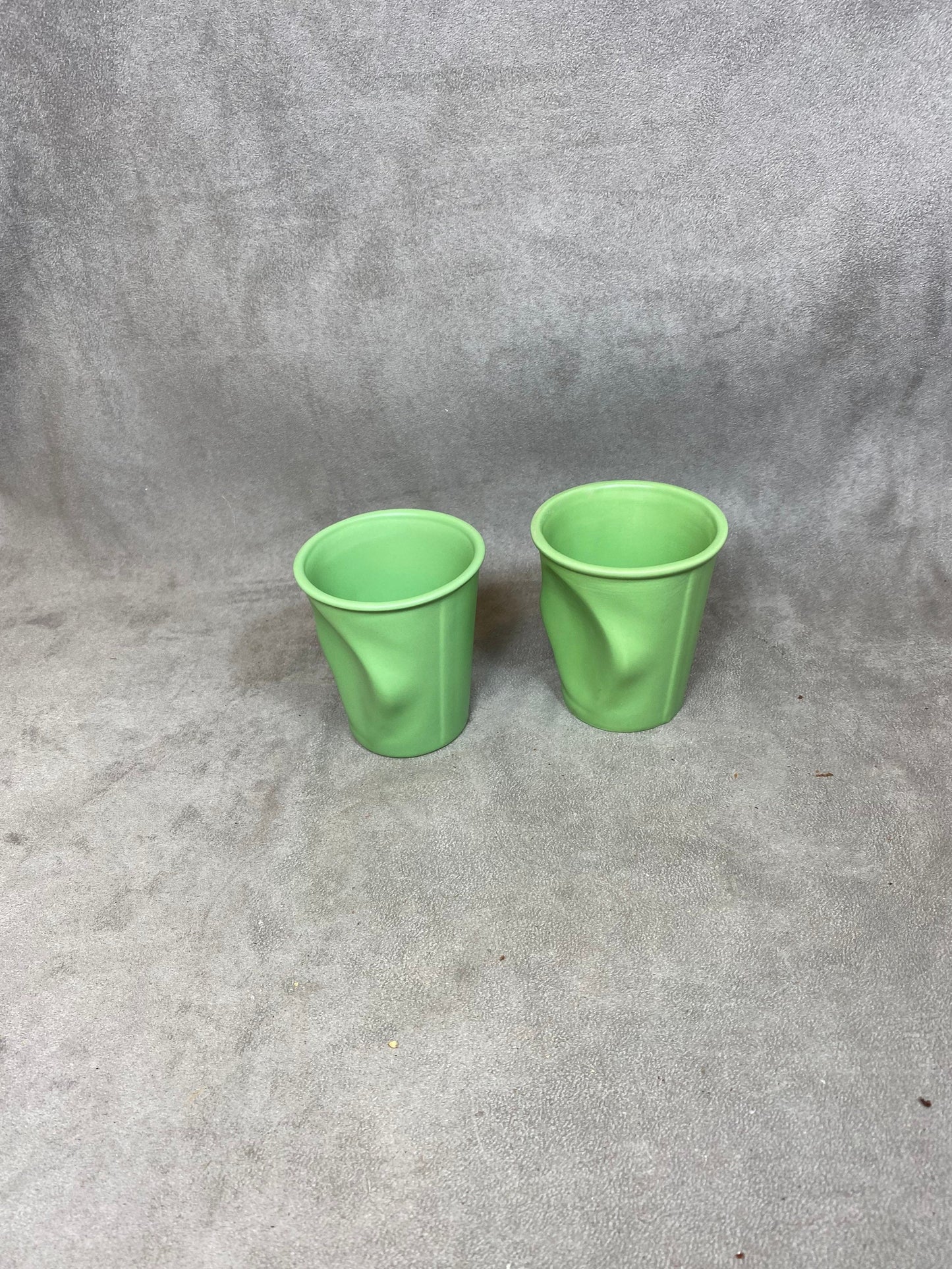 Tasse à café Revol verte en céramique "La froissée" vintage made in France