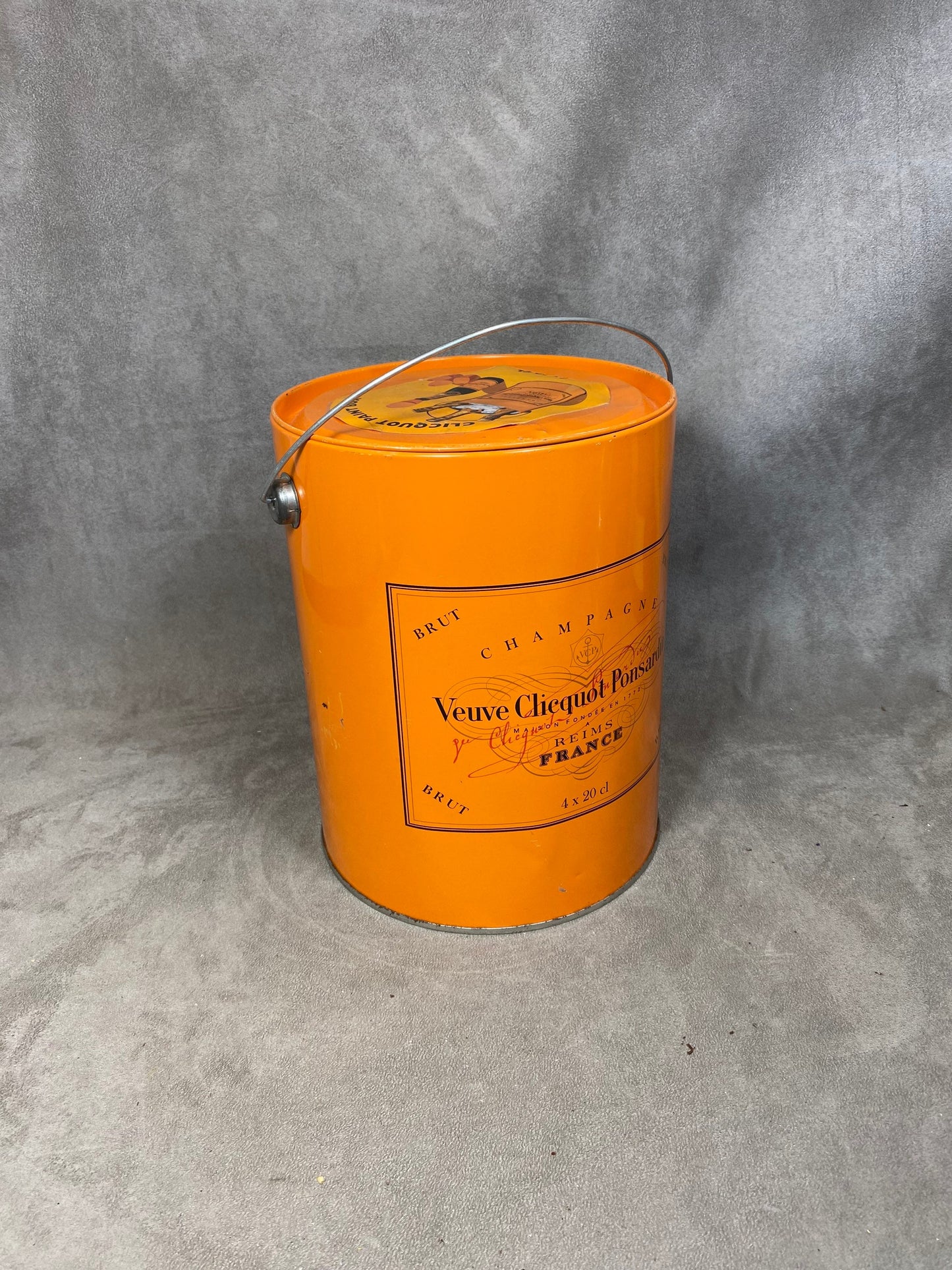 Boîte Veuve Clicquot orange en metal vintage Années 1990