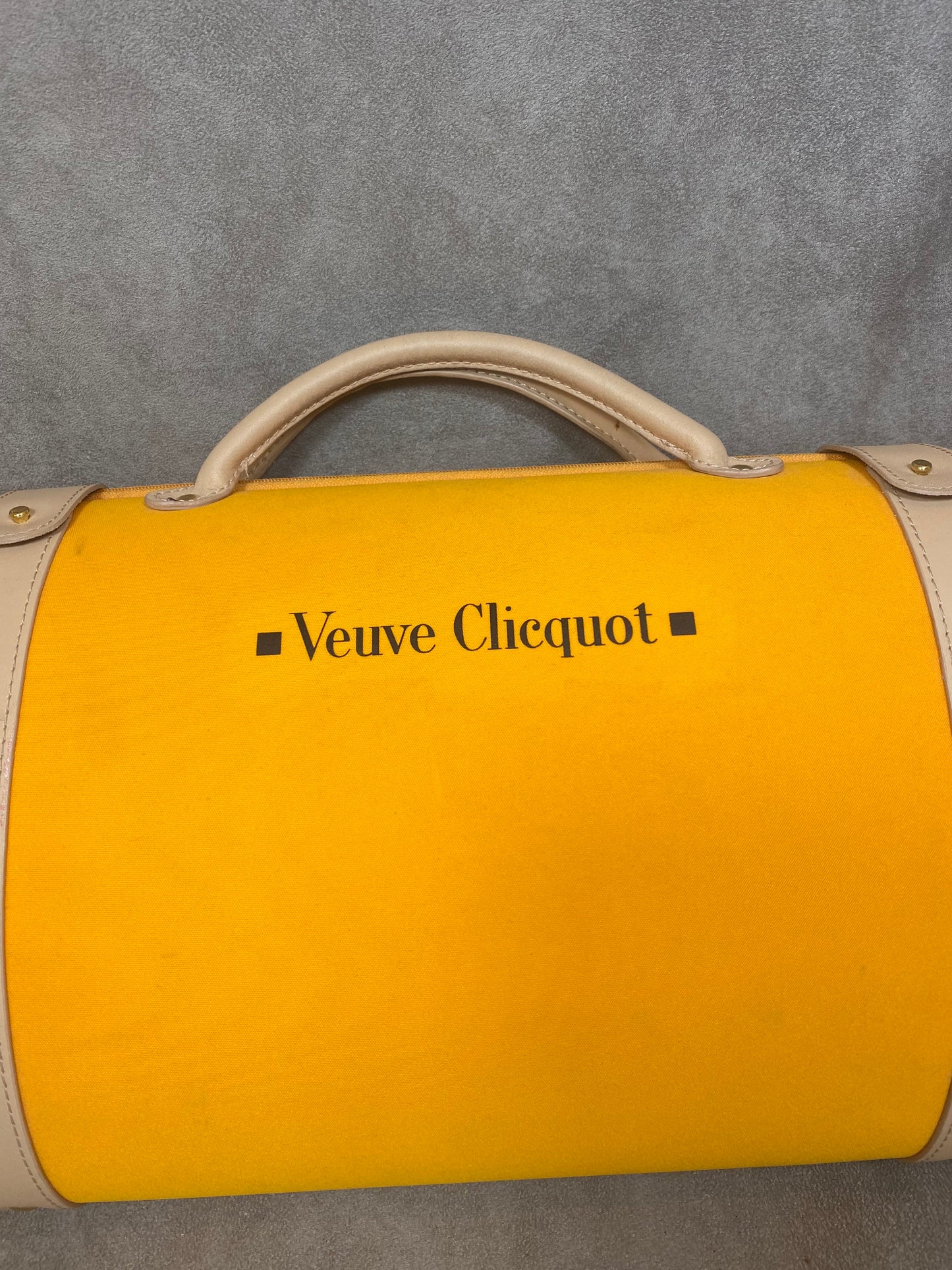 Veuve Clicquot bag for champagne bottle with its two flutes Made in France