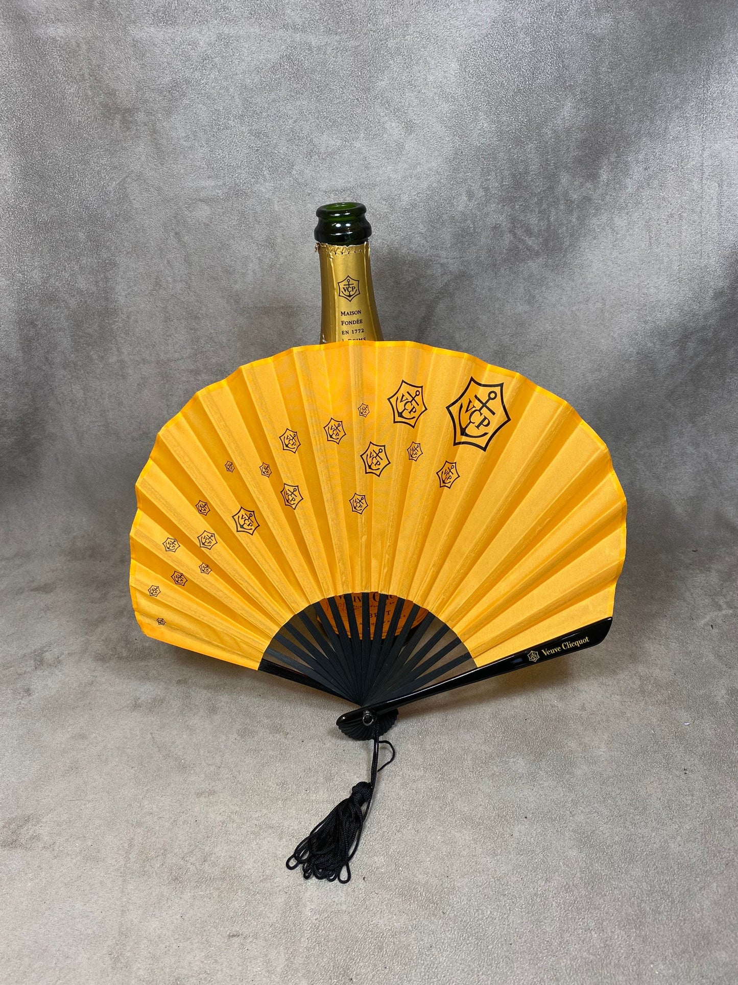 Eventail en bois et papier orange Veuve Clicquot Ponsardin vintage