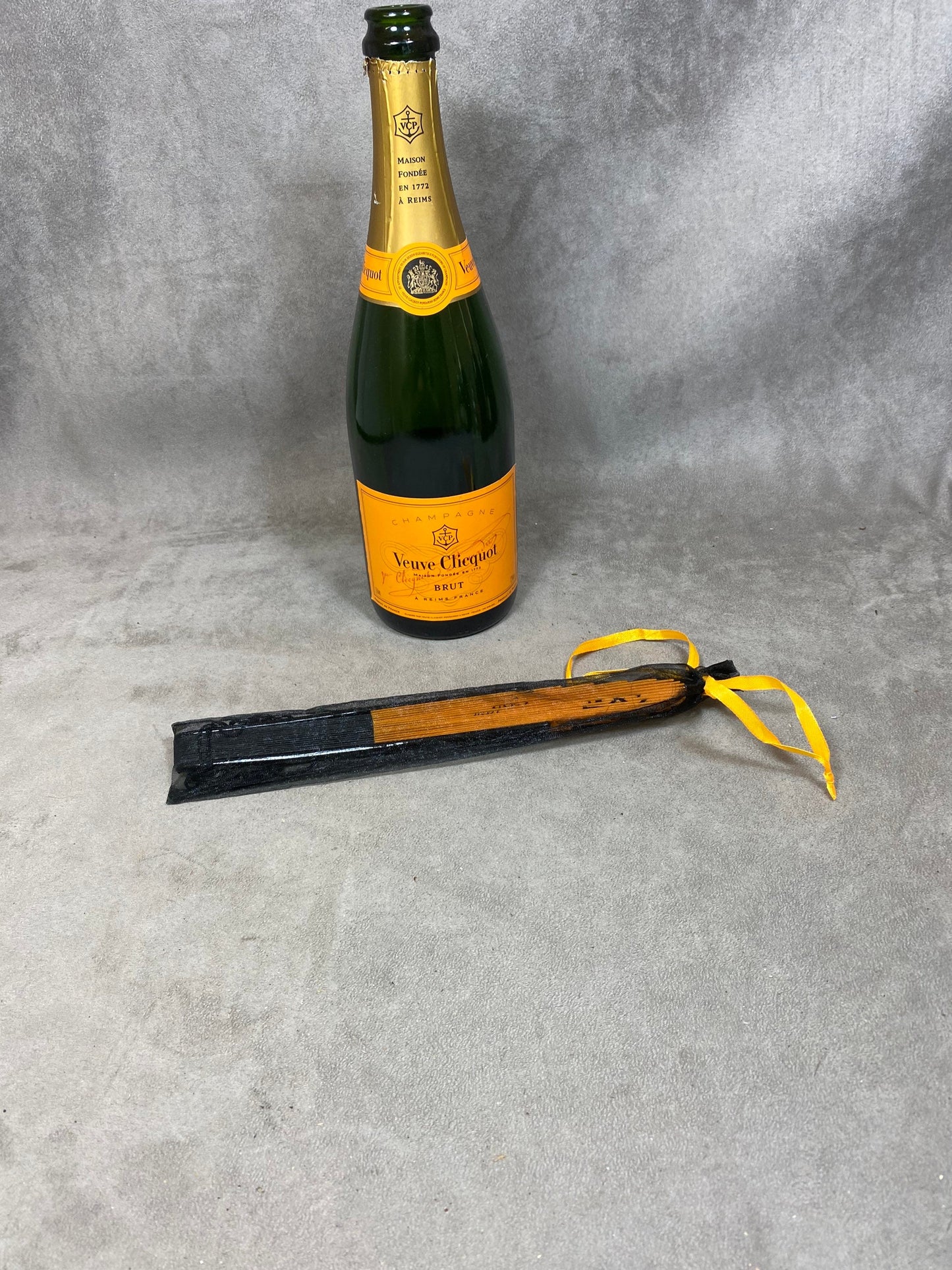 Eventail en bois et papier orange Veuve Clicquot Ponsardin vintage