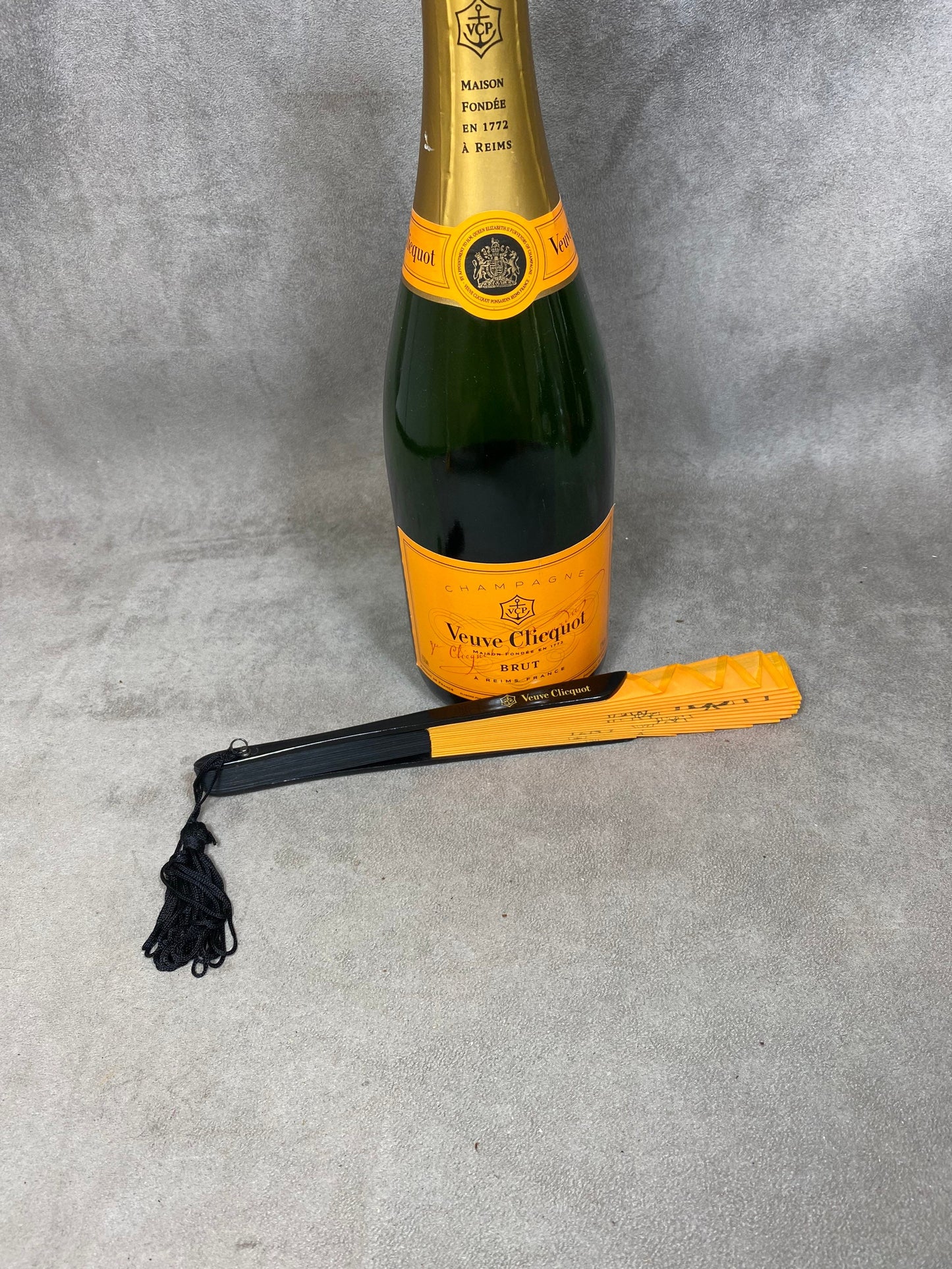 Vintage Veuve Clicquot Ponsardin Fächer aus Holz und orangefarbenem Papier