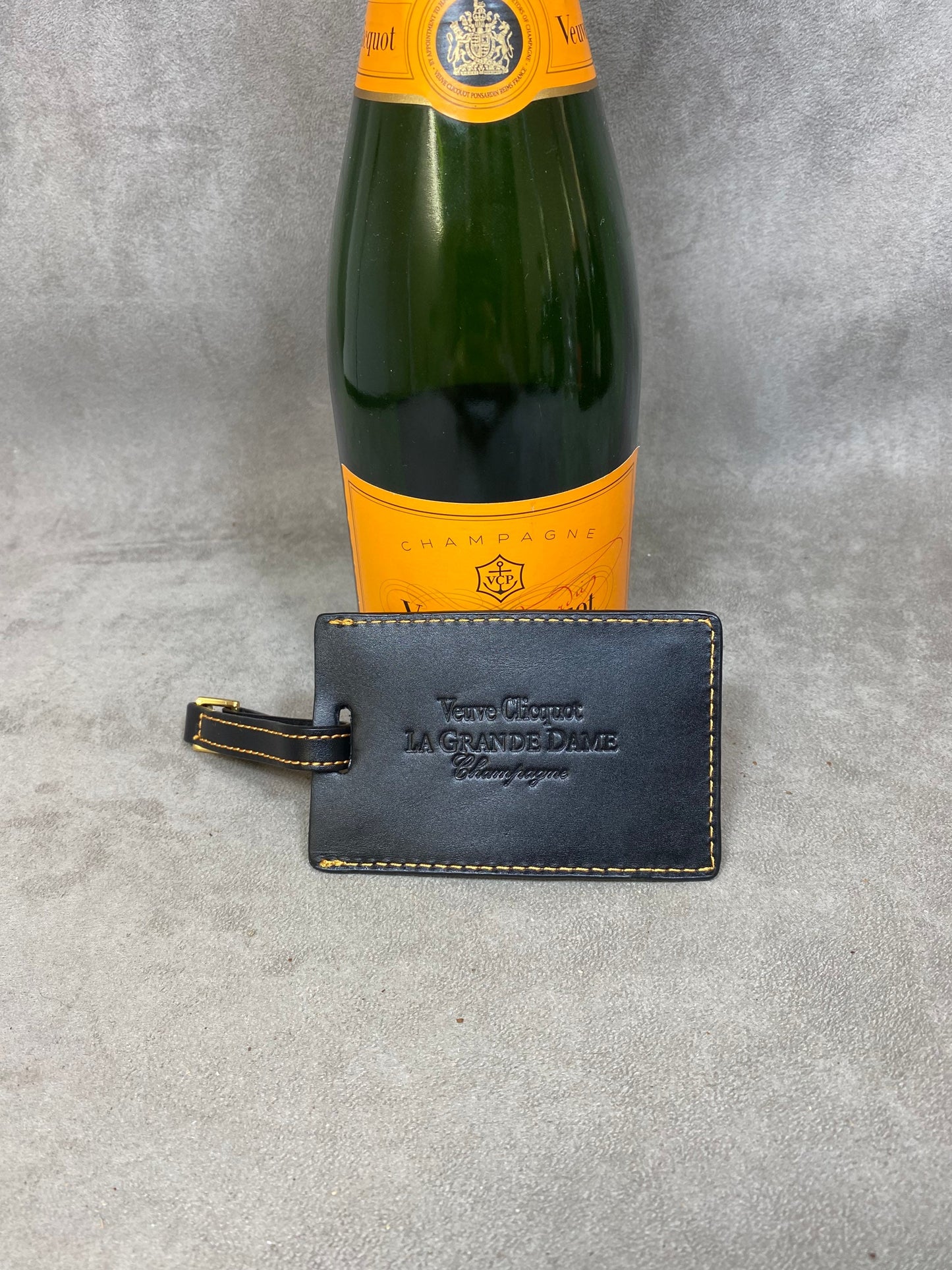 RARE Etiquette à bagage en cuir Veuve Clicquot La Grande Dame champagne vintage Made in France Années 1980