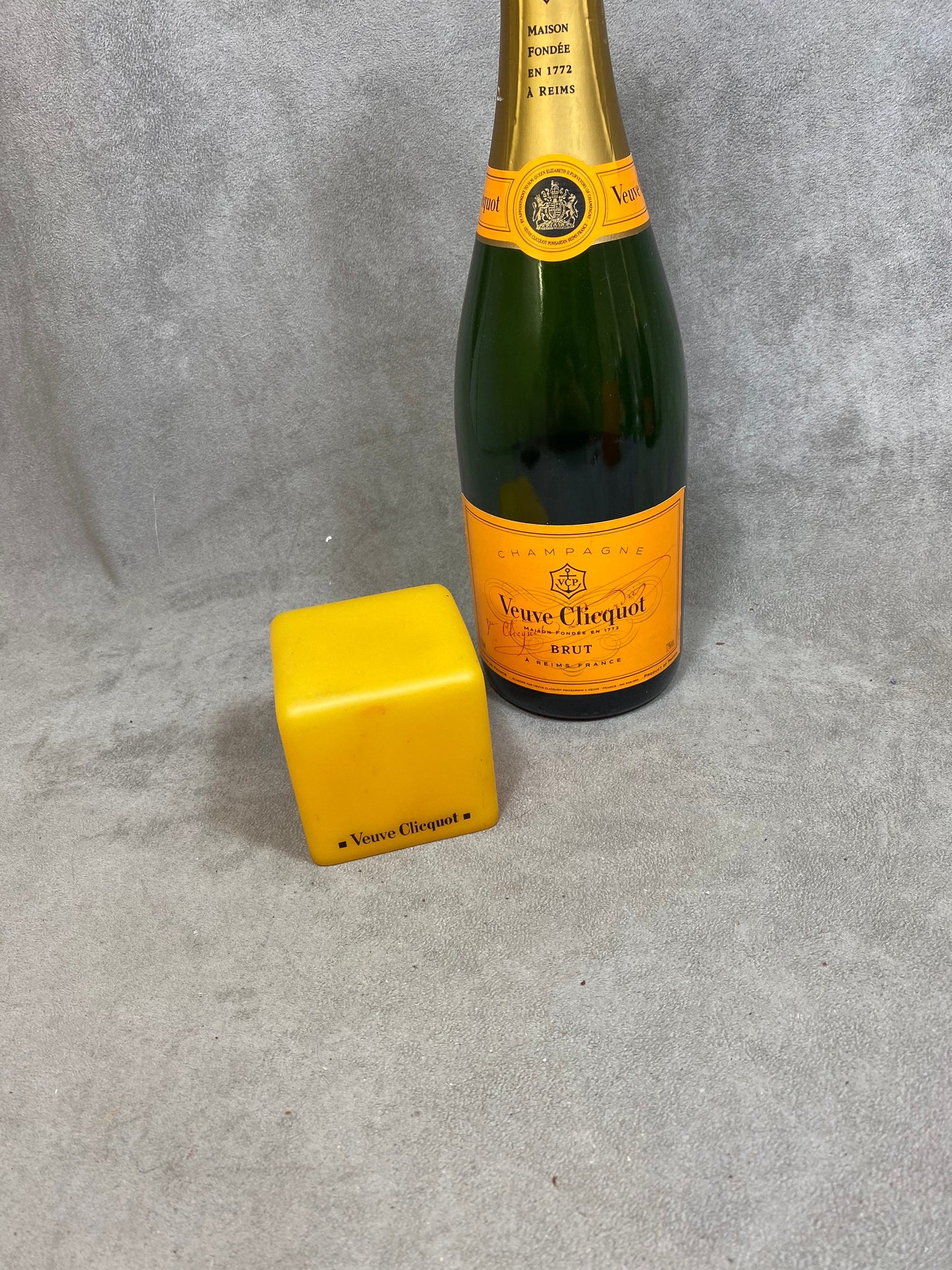 Lampe cube lumineux Veuve Clicquot Ponsardin spécial Halloween "Yelloween" Années 1990