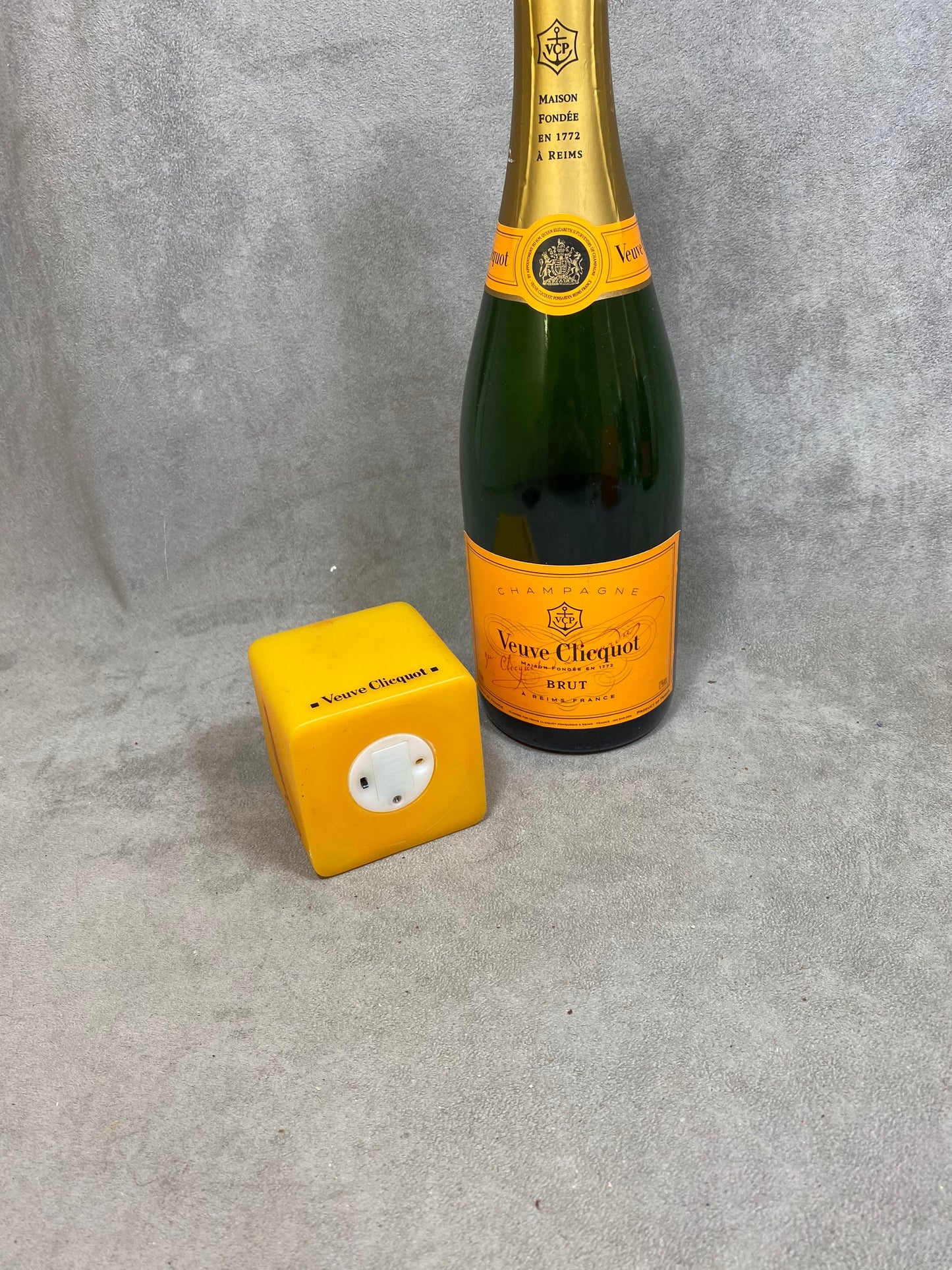 Lampe cube lumineux Veuve Clicquot Ponsardin spécial Halloween "Yelloween" Années 1990