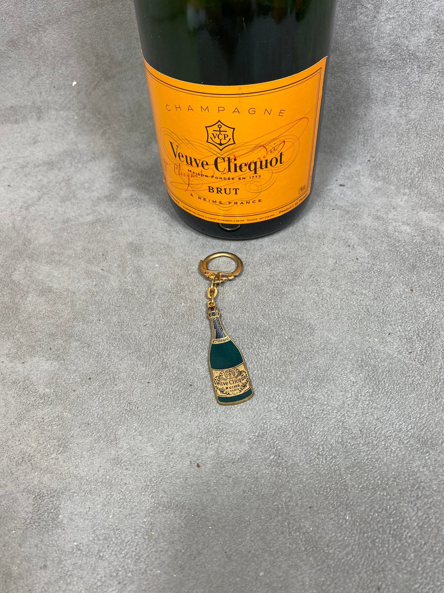 RARE Porte clés Veuve Clicquot en métal à décor de bouteille de champagne  Made in France Années 1960