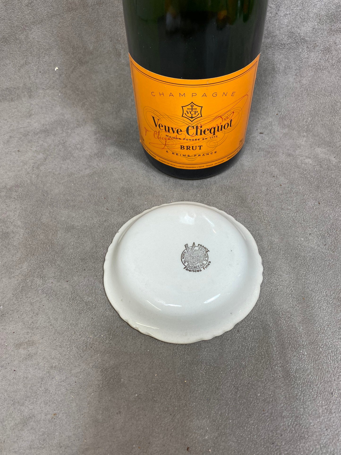 Veuve Cliquot Ponsardin Aschenbecher, orangefarbenes Vintage-Werbeobjekt aus Steingut, Moulin des Loups Champagne Reims Frankreich Vintage