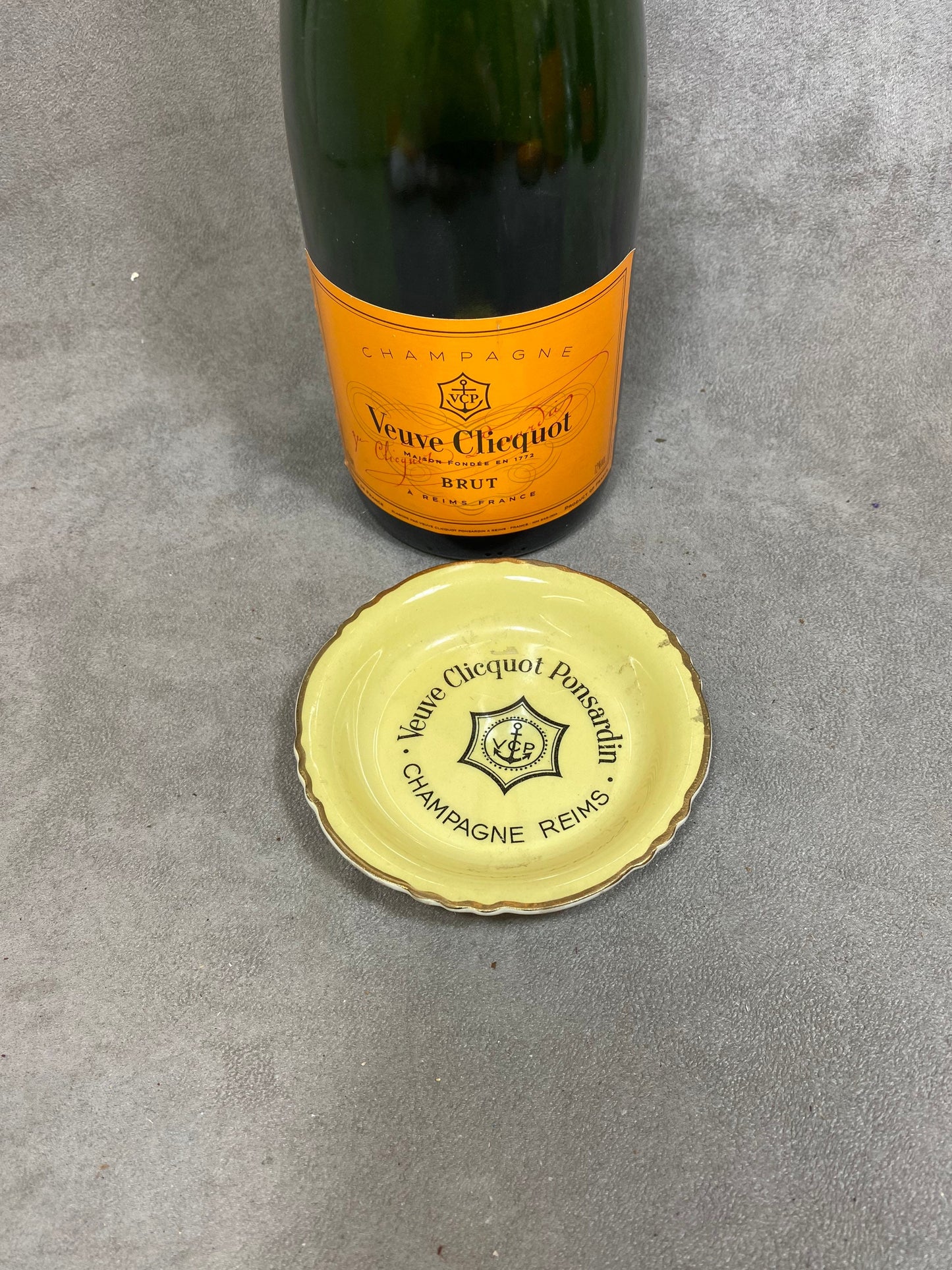 Veuve Cliquot Ponsardin Aschenbecher, orangefarbenes Vintage-Werbeobjekt aus Steingut, Moulin des Loups Champagne Reims Frankreich Vintage