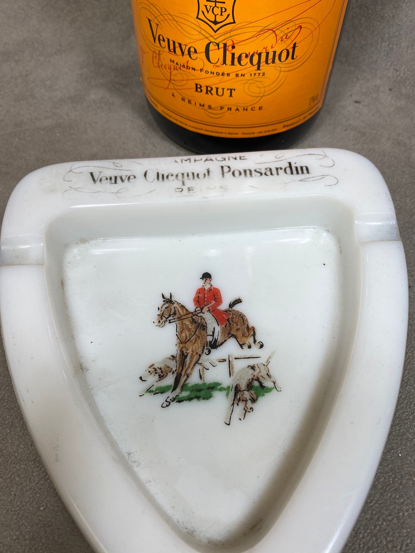 VERY RARE Cendrier Veuve Clicquot Ponsardin  article publicitaire vintage en verre opalex sur le theme de la chasse Champagne France