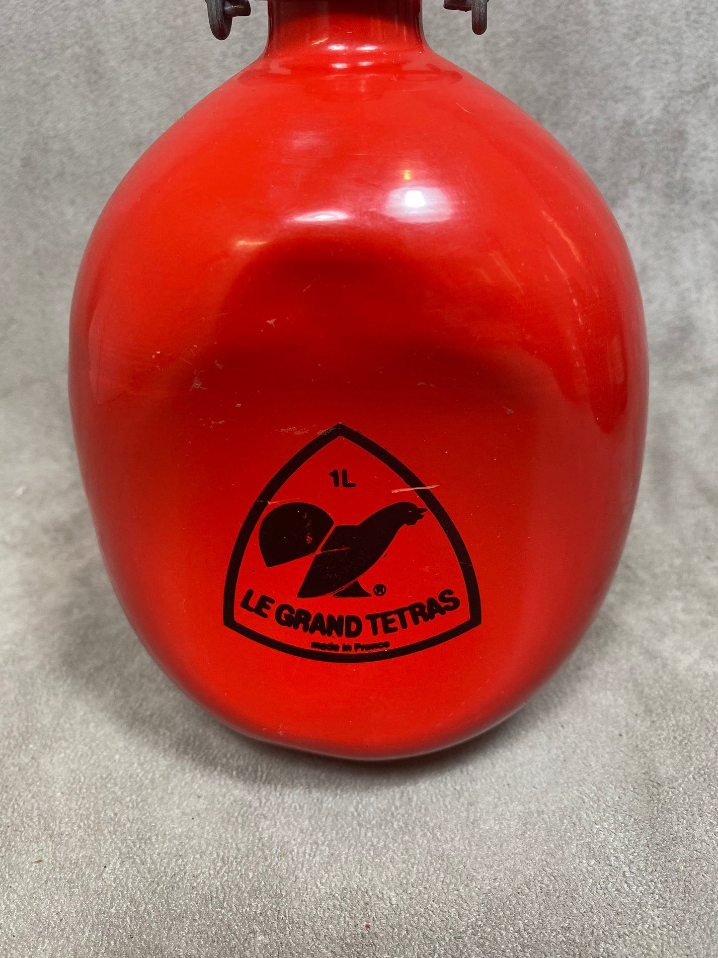 Le Grand Tétras red aluminum flask with vintage mechanical cap, capacity 1 liter, Made in France