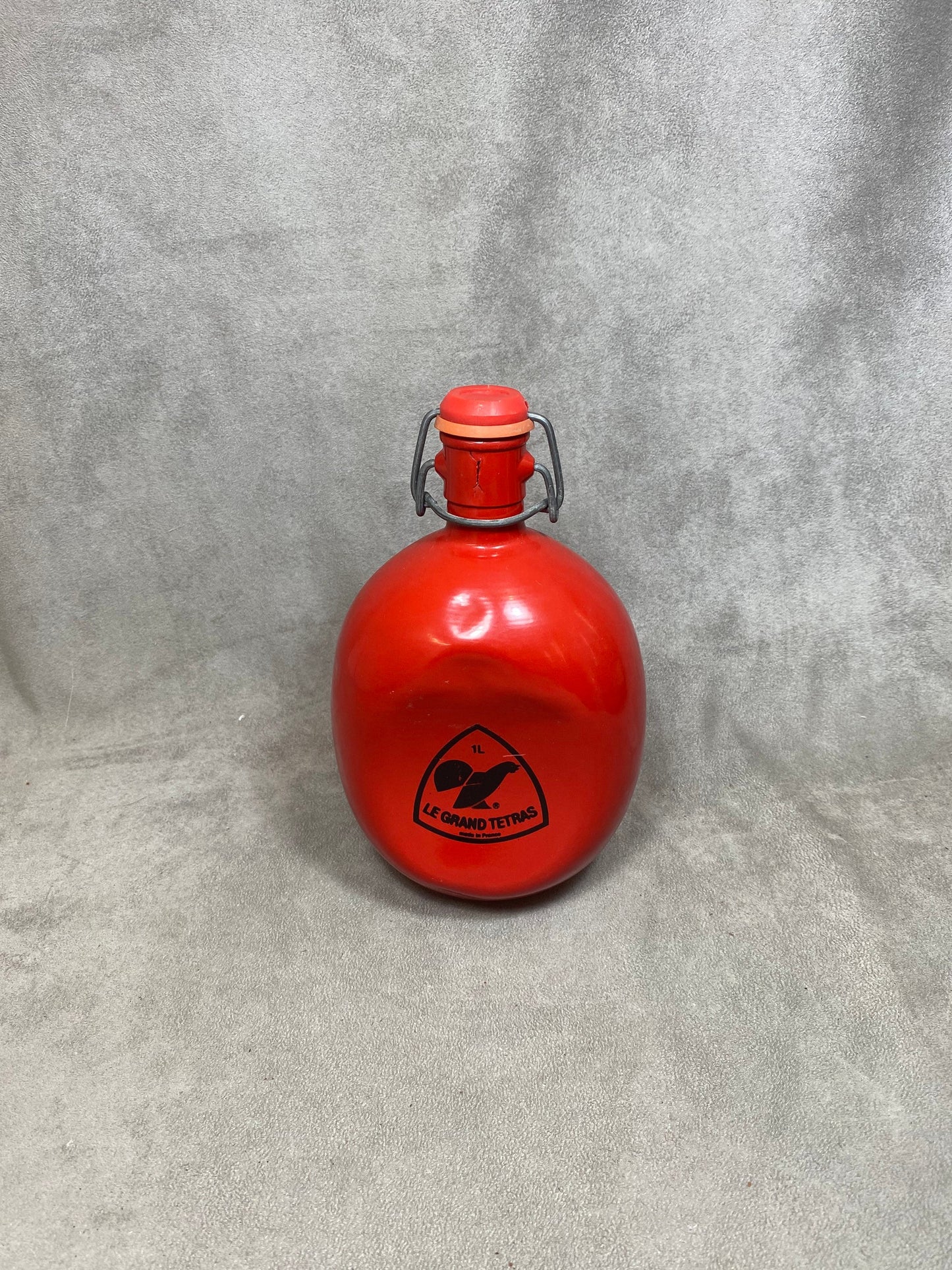 Le Grand Tétras red aluminum flask with vintage mechanical cap, capacity 1 liter, Made in France