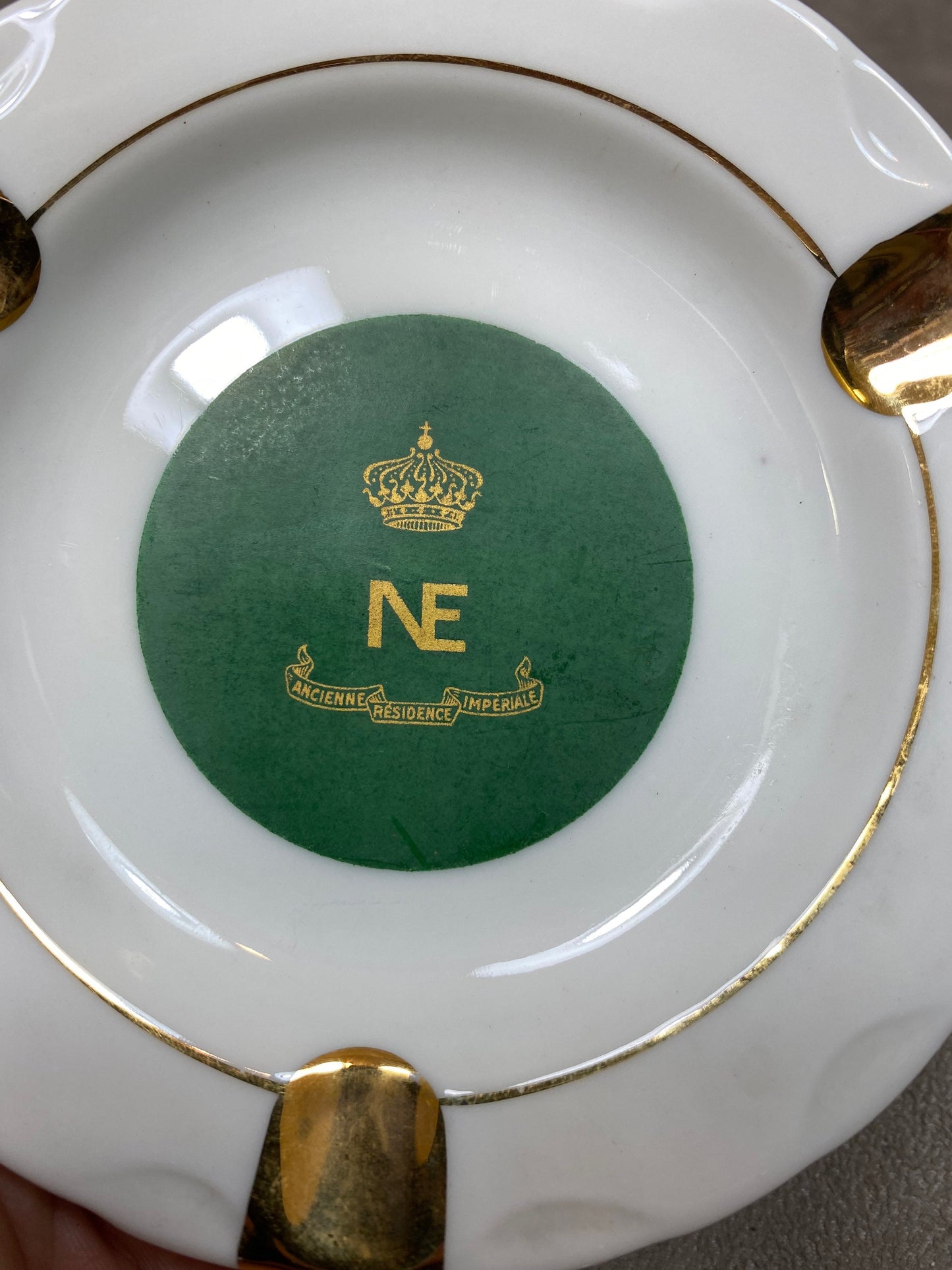 Cendrier en porcelaine de limoge: - Présence d'inscription sur fond vert (NE Ancienne Résidence Impériale, Napoléon Eugénie - Goumot-Labesse