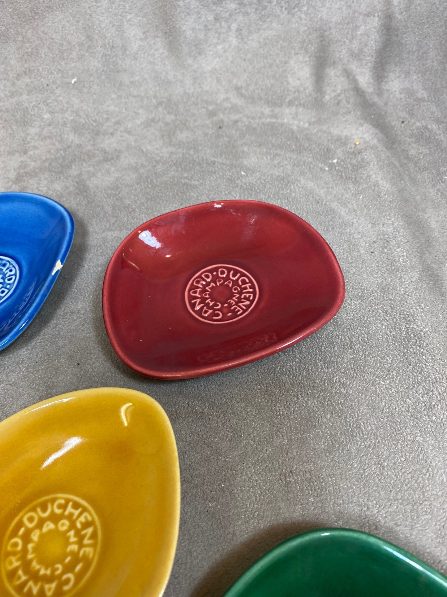 Set of 5 vintage Canard-Duchêne ashtrays in blue, red, yellow and green ceramic Made in France