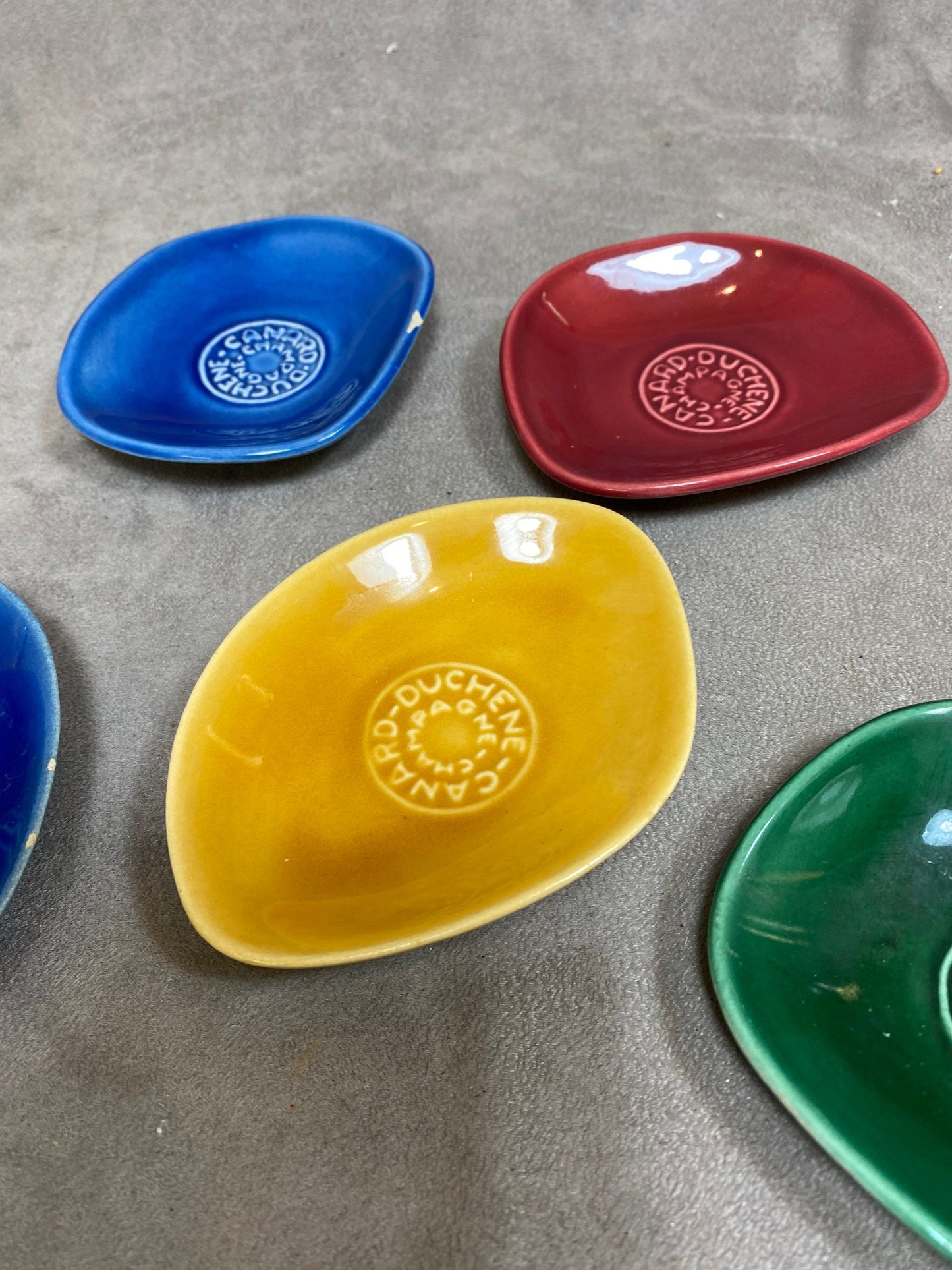 Set of 5 vintage Canard-Duchêne ashtrays in blue, red, yellow and green ceramic Made in France