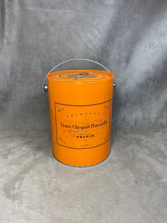 Vintage orangefarbene Veuve Clicquot-Metallbox aus den 1990er Jahren