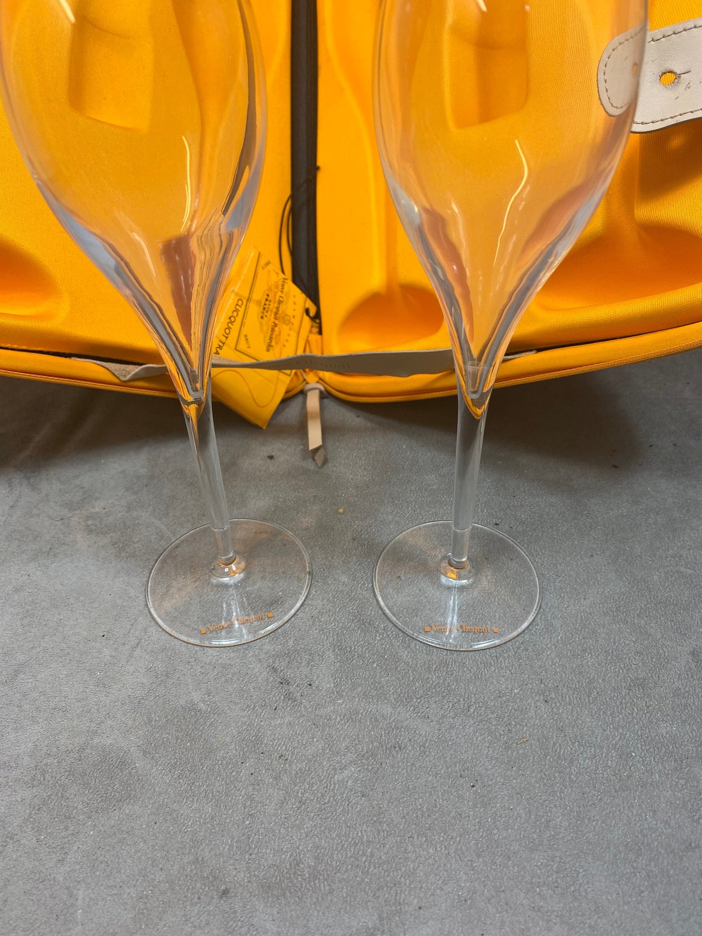 Sac Veuve Clicquot pour bouteille de champagne avec ses deux flutes Made in France