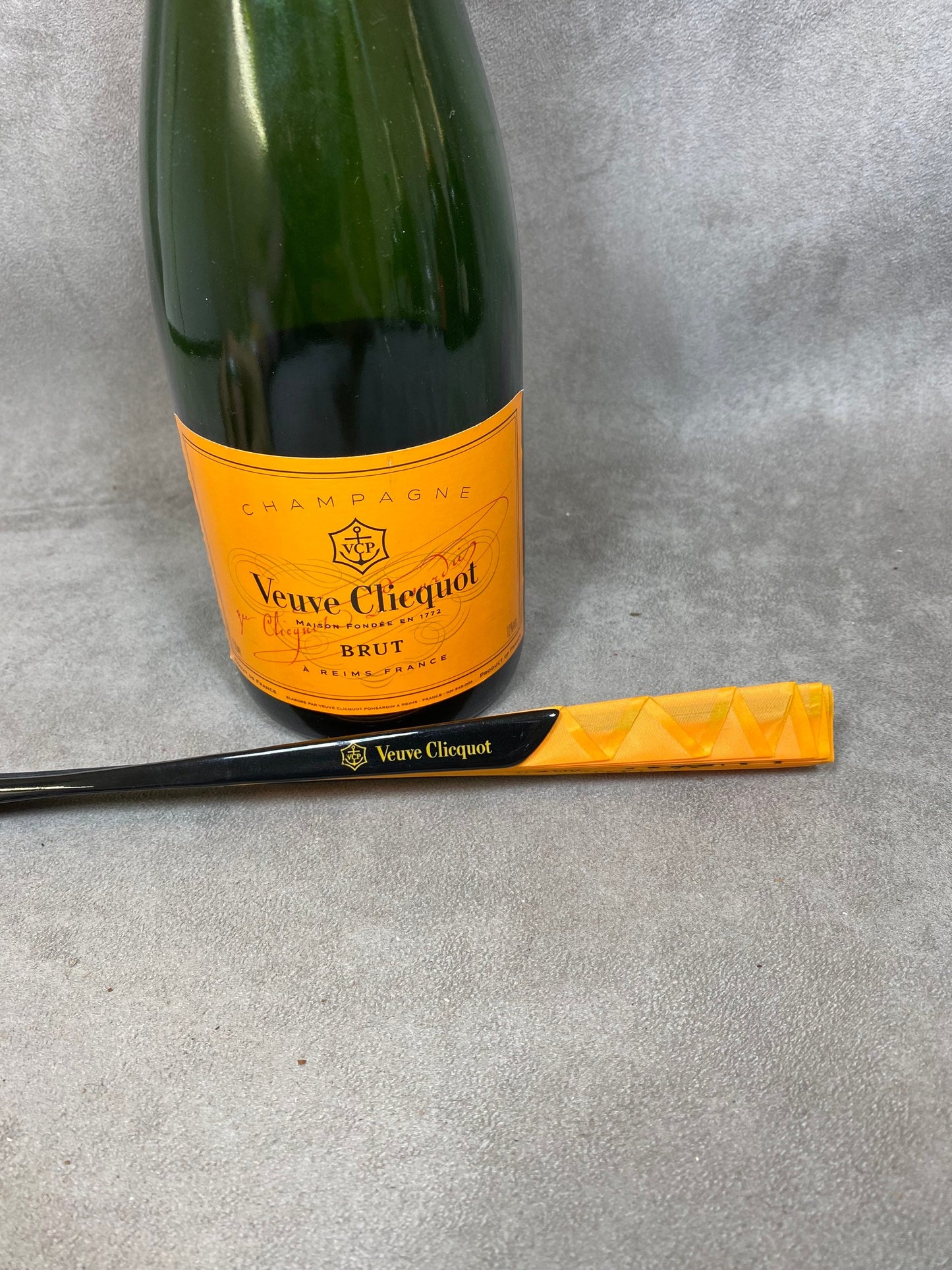 Vintage Veuve Clicquot Ponsardin Fächer aus Holz und orangefarbenem Papier