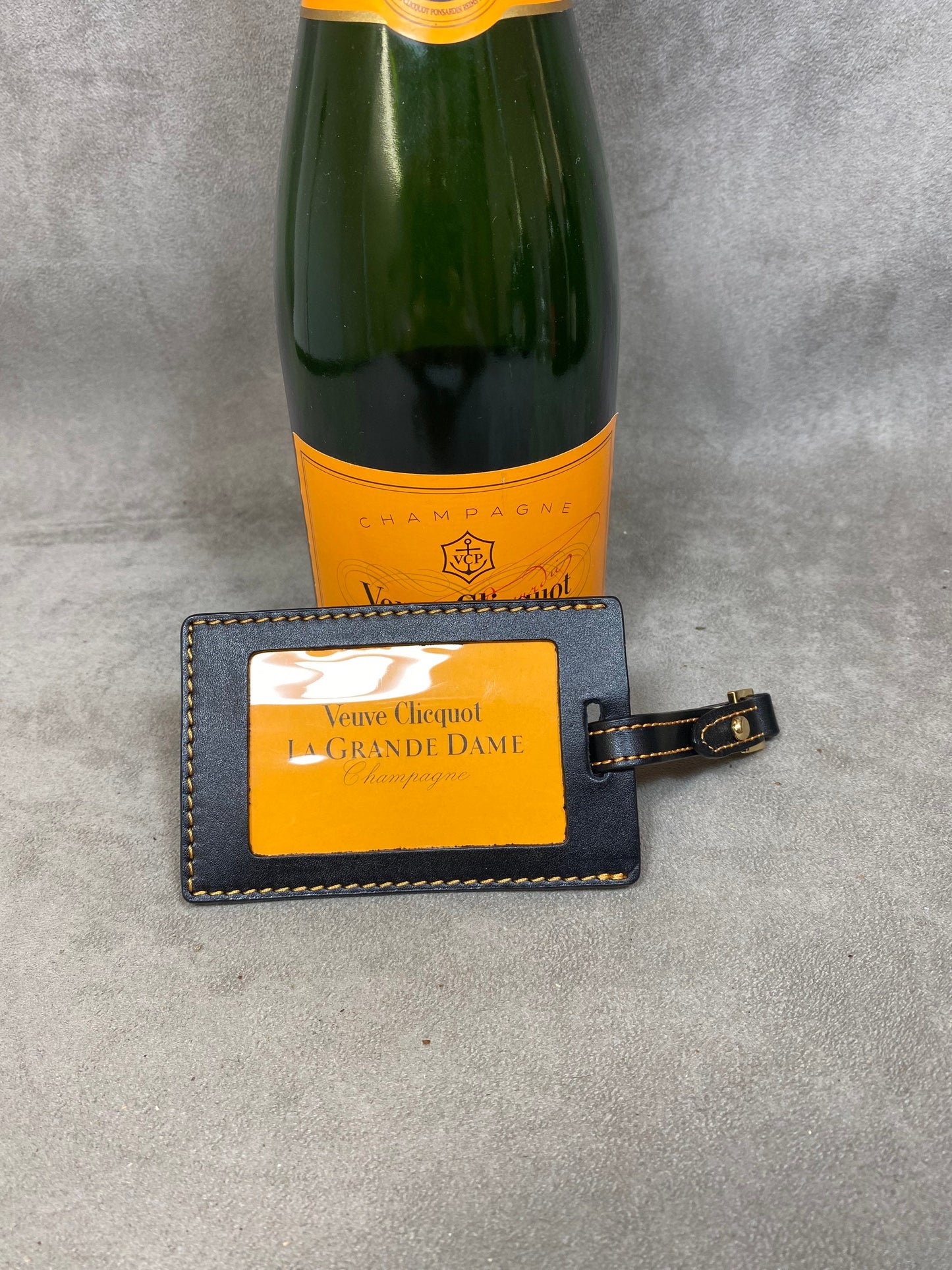 RARE Etiquette à bagage en cuir Veuve Clicquot La Grande Dame champagne vintage Made in France Années 1980