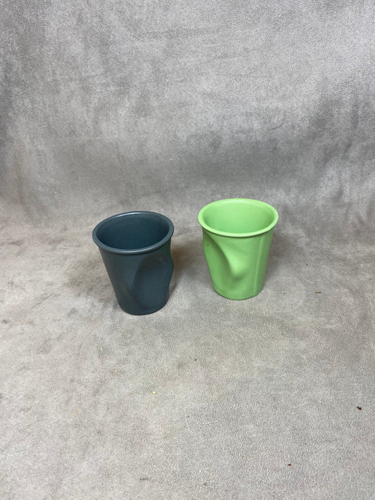Tasse à café Revol bleu en céramique "La froissée" vintage made in France