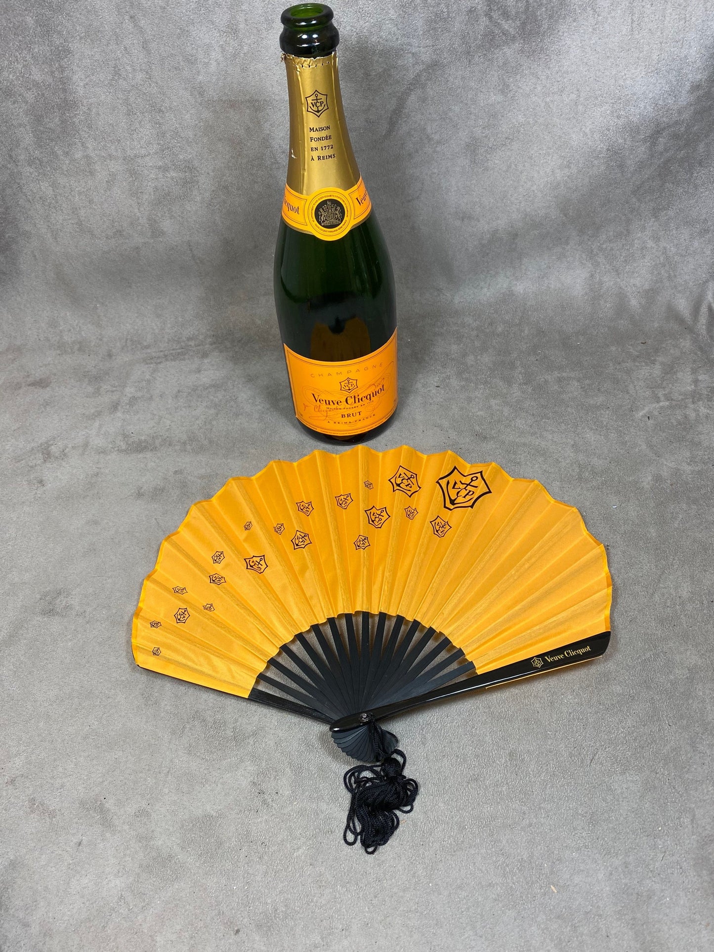 Vintage Veuve Clicquot Ponsardin Fächer aus Holz und orangefarbenem Papier