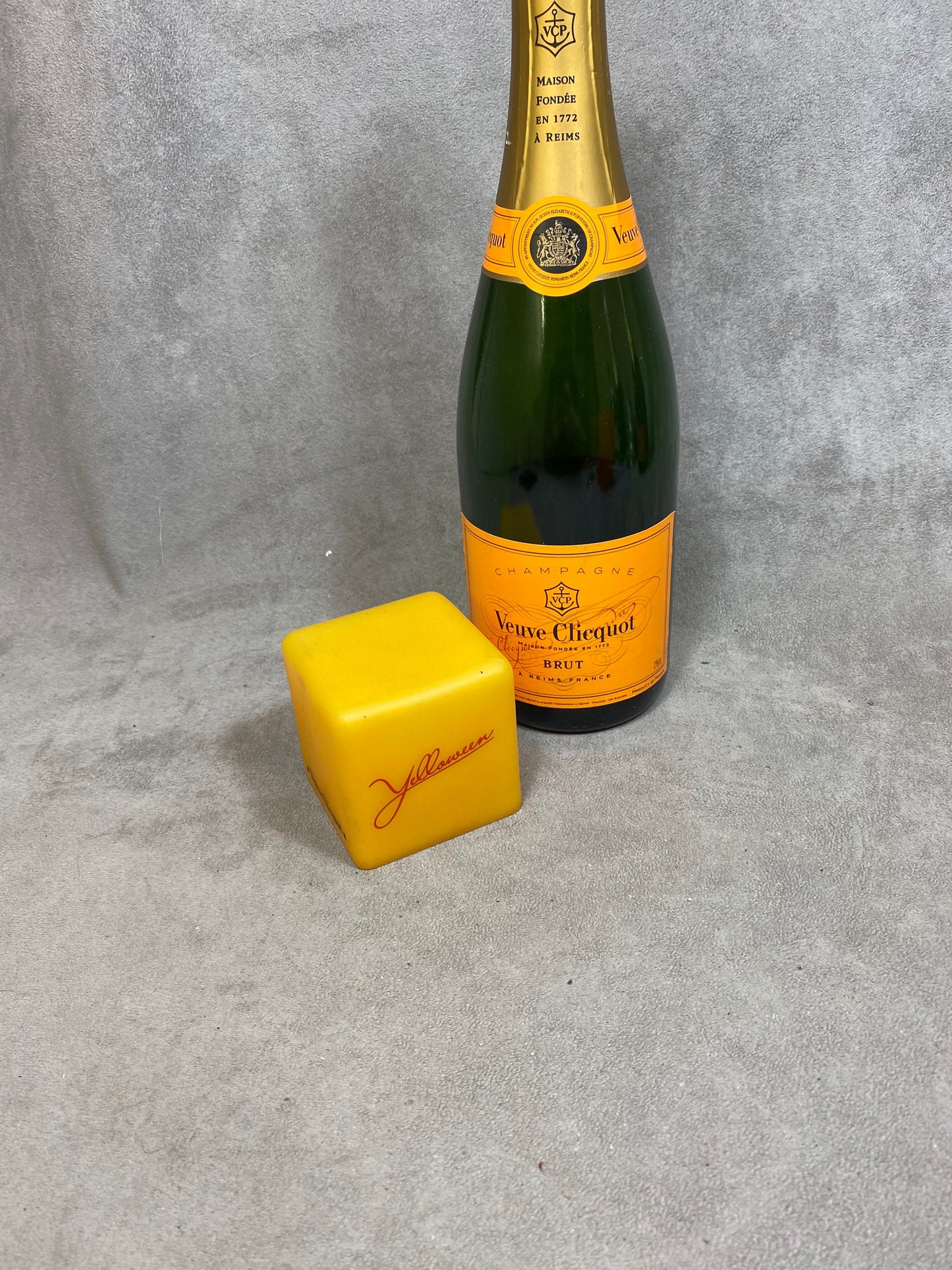 Lampe cube lumineux Veuve Clicquot Ponsardin spécial Halloween "Yelloween" Années 1990