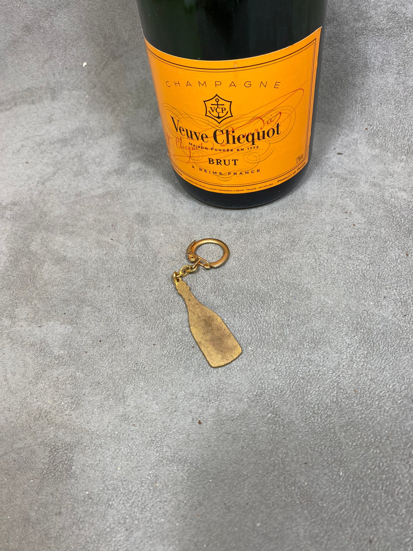 RARE Porte clés Veuve Clicquot en métal à décor de bouteille de champagne  Made in France Années 1960