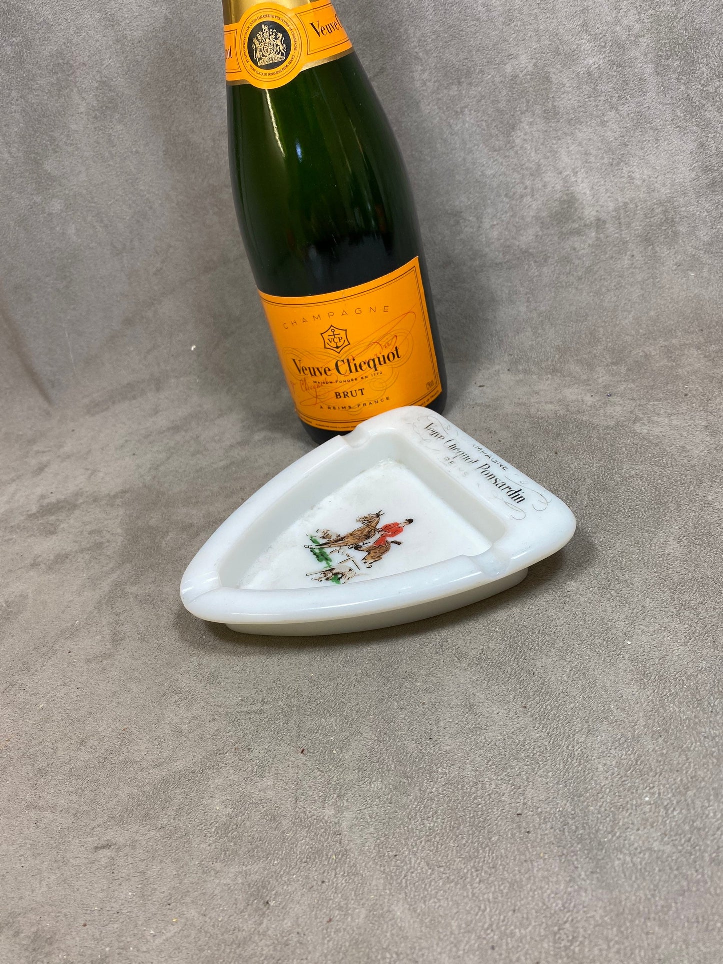 VERY RARE Cendrier Veuve Clicquot Ponsardin  article publicitaire vintage en verre opalex sur le theme de la chasse Champagne France