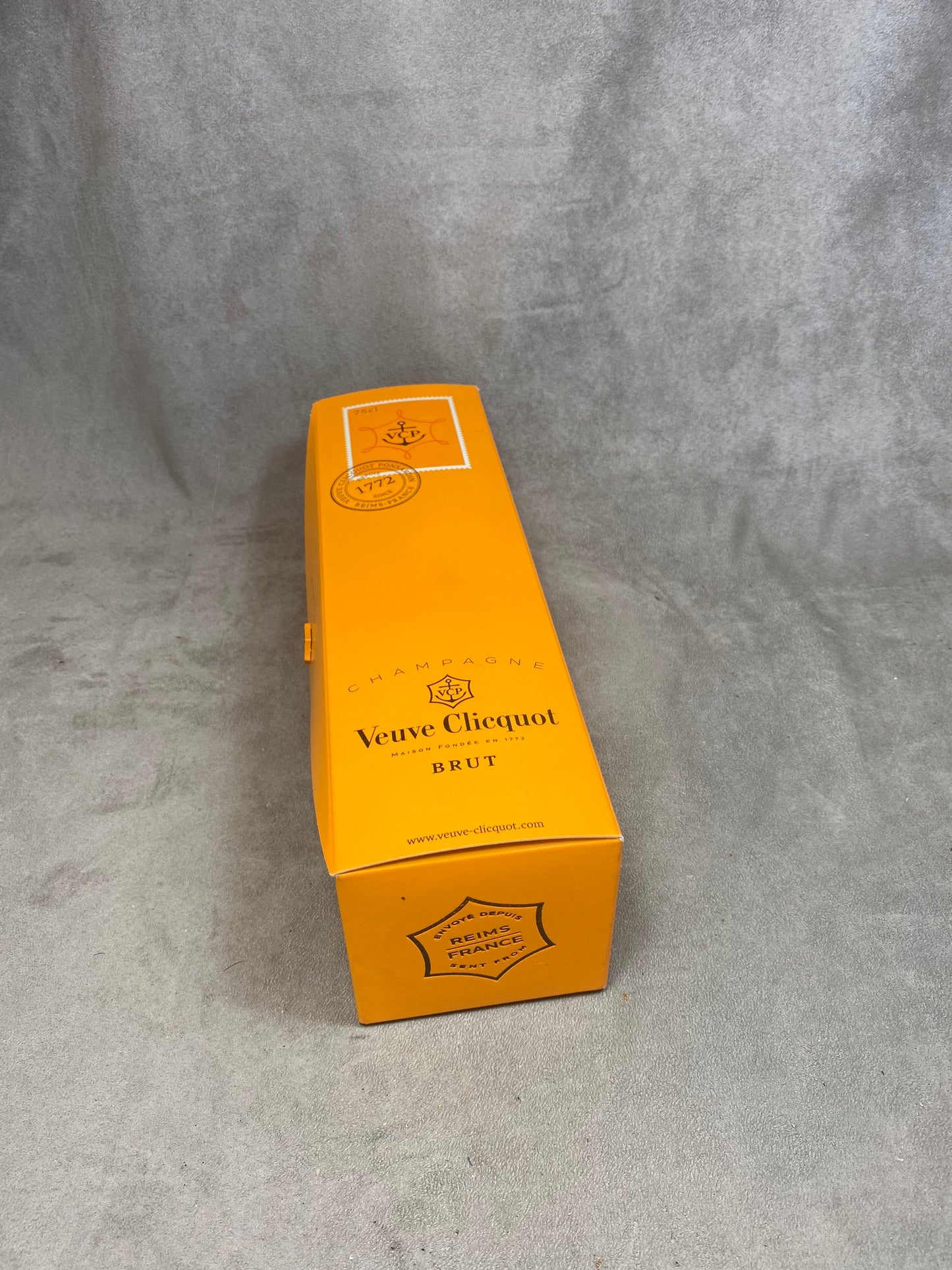 Veuve Clicquot Flaschenhalter Champagnerflaschenetui in Form eines riesigen Ponsardin-Umschlags 1990er Jahre