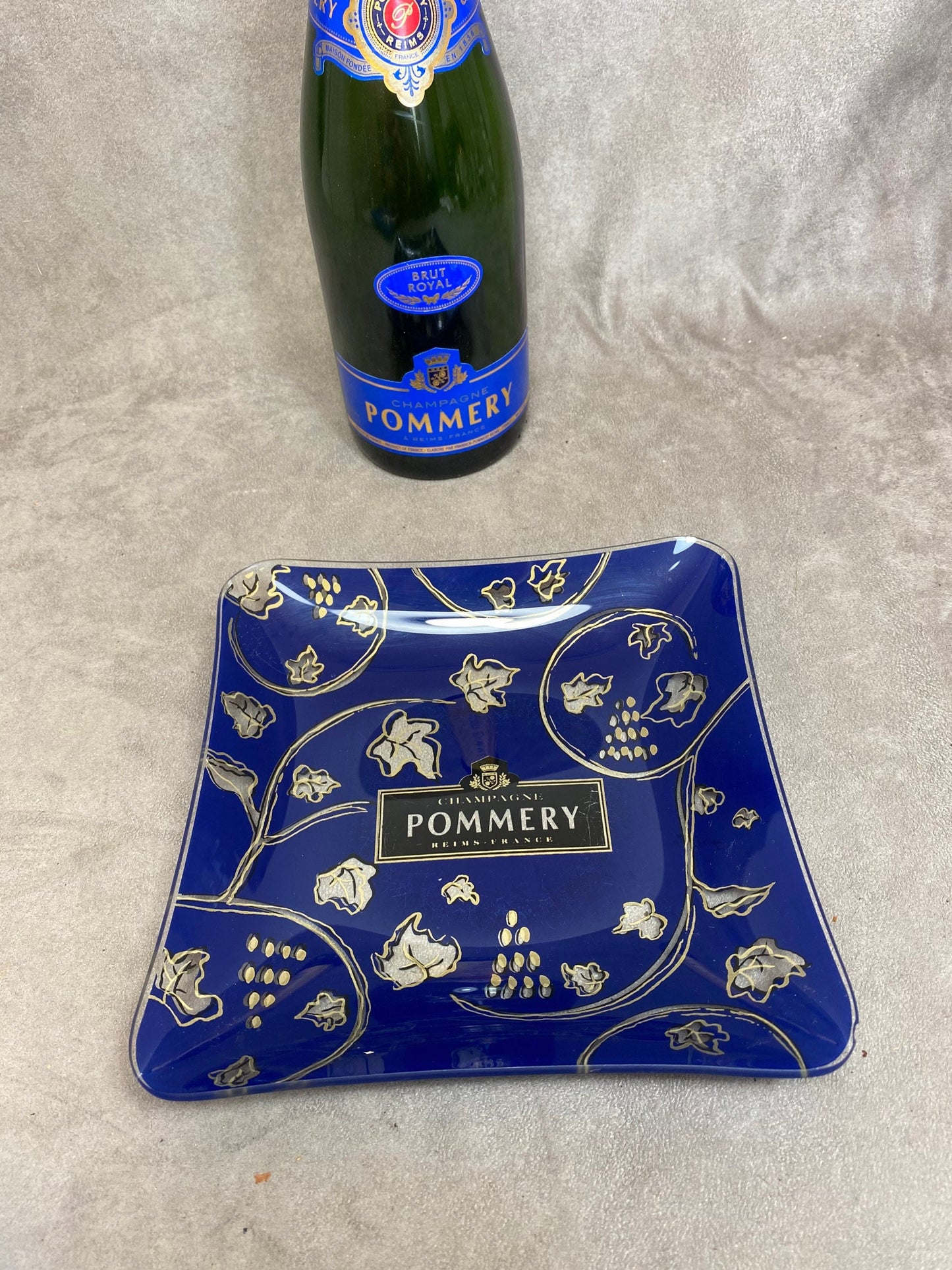 Cendrier de collection champagne POMMERY en verre bleu vintage made in france