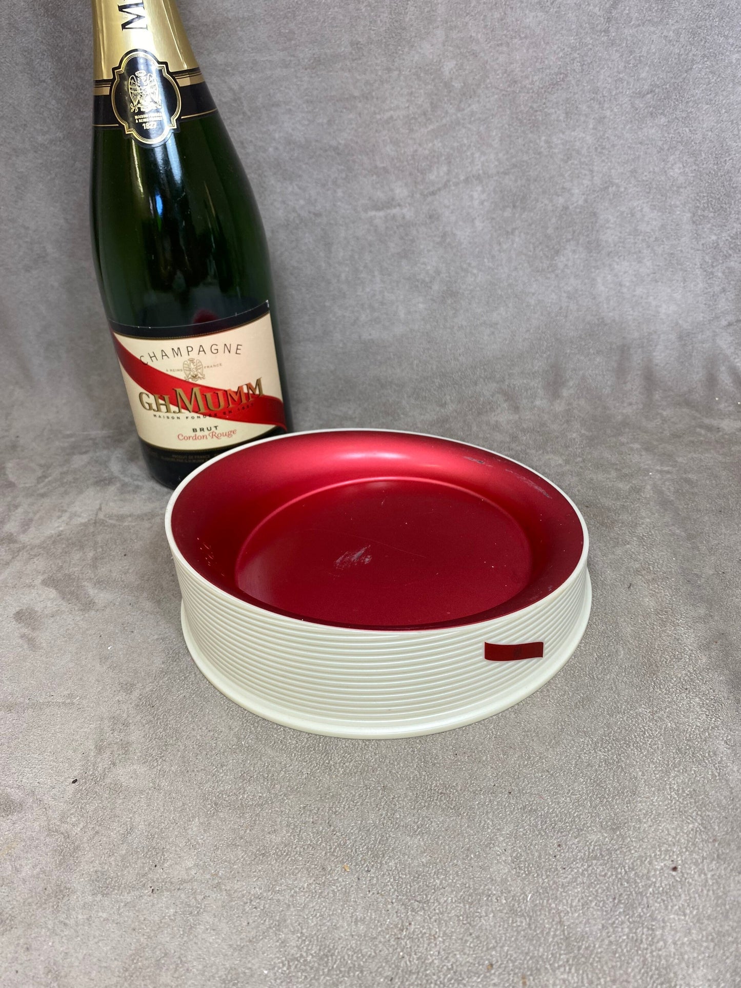 Plateau rond MUMM pour 421  en plastique et aluminium champagne vintage Made in France
