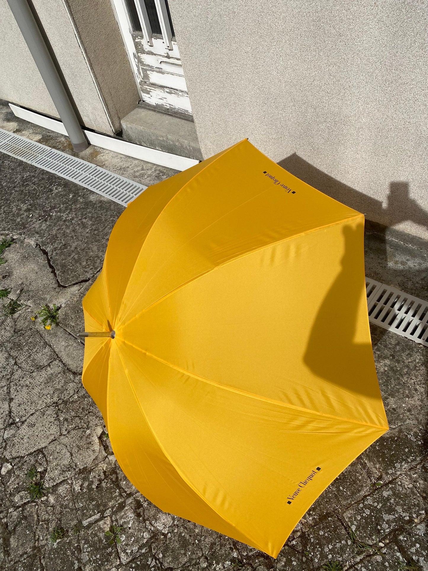 SELTENER Vintage orangefarbener Polyester-Regenschirm von Veuve Clicquot, hergestellt in Frankreich