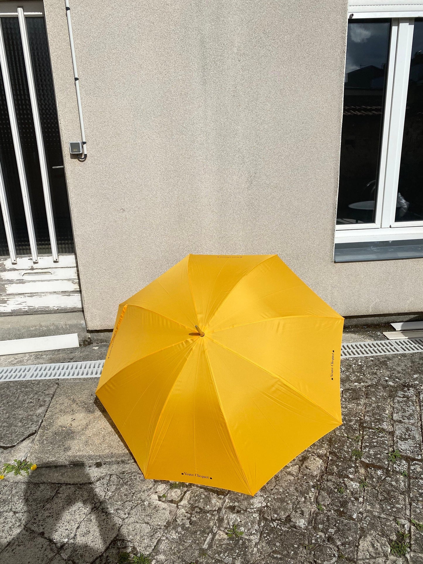 SELTENER Vintage orangefarbener Polyester-Regenschirm von Veuve Clicquot, hergestellt in Frankreich