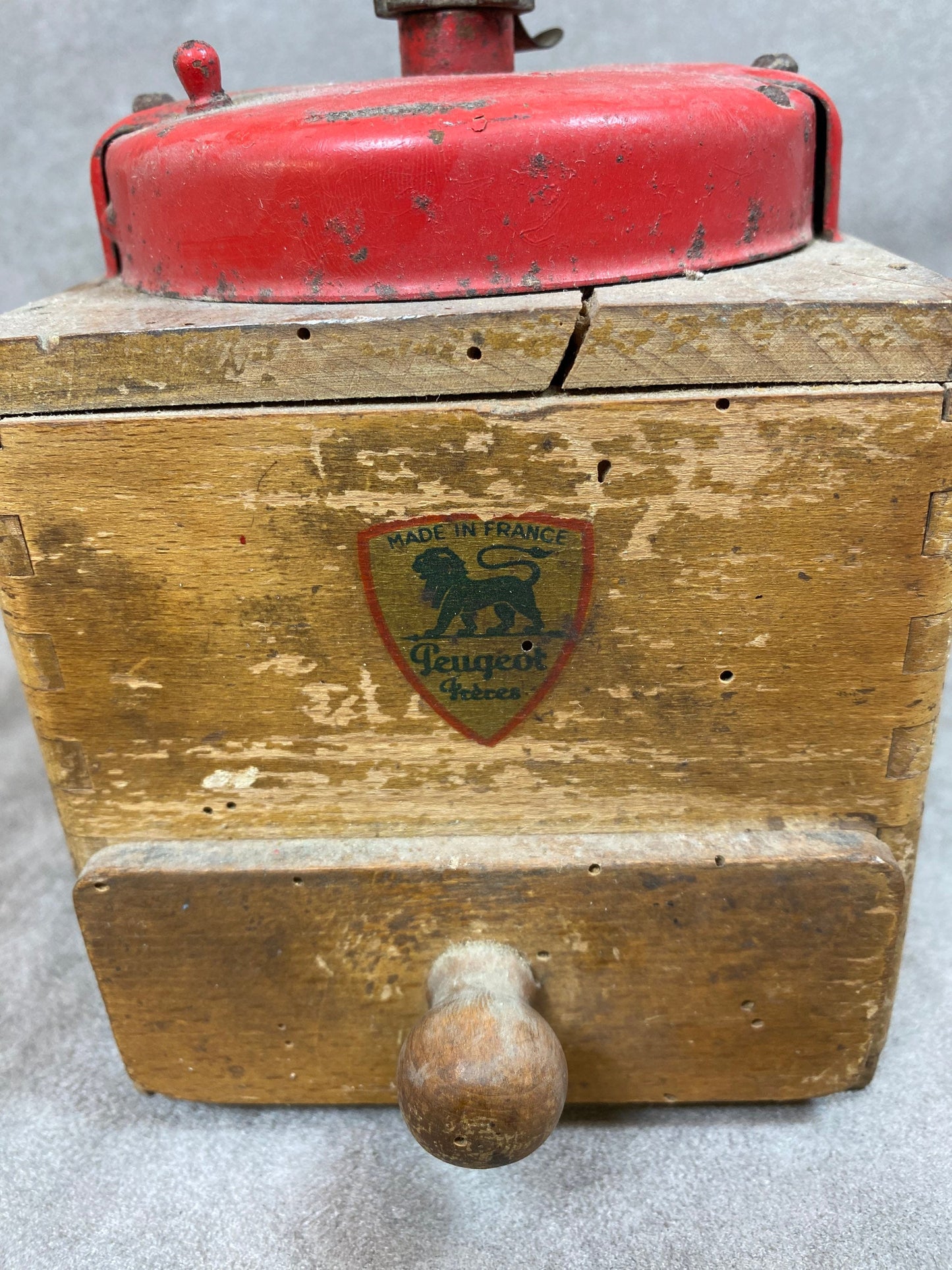 Peugeot Frères red sheet metal and wood coffee grinder EX model dated between 1947 and 1960 Shabby chic Made in France