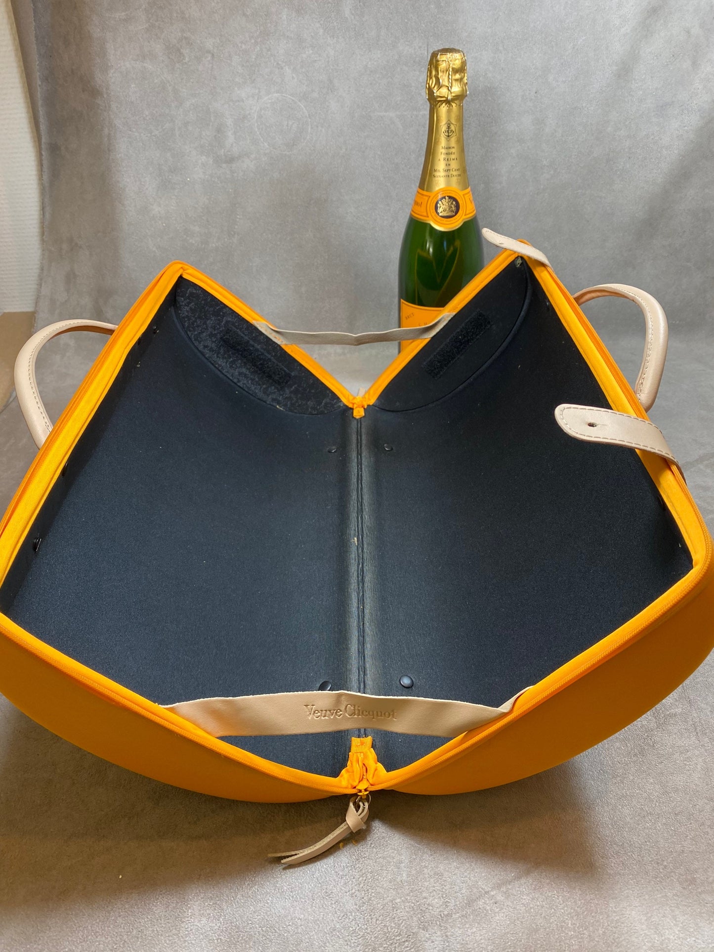 Veuve Clicquot Champagnerflaschentasche. Hergestellt in Frankreich.