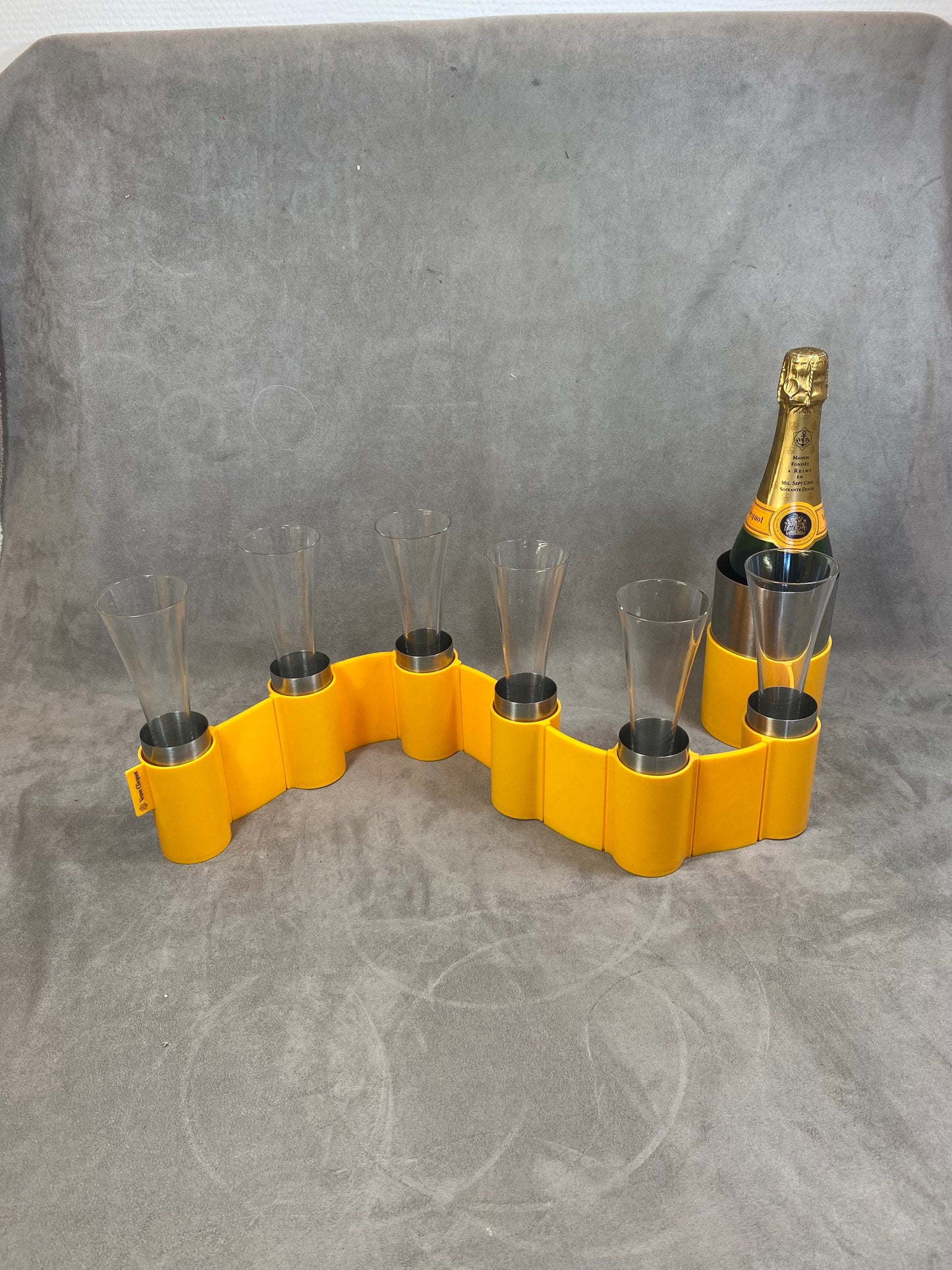 SEHR SELTENER Veuve Clicquot Tischläufer aus der Trendy-Reihe mit integriertem Flötenhalter und einem Set mit 6 trendigen Flöten. Hergestellt in Frankreich